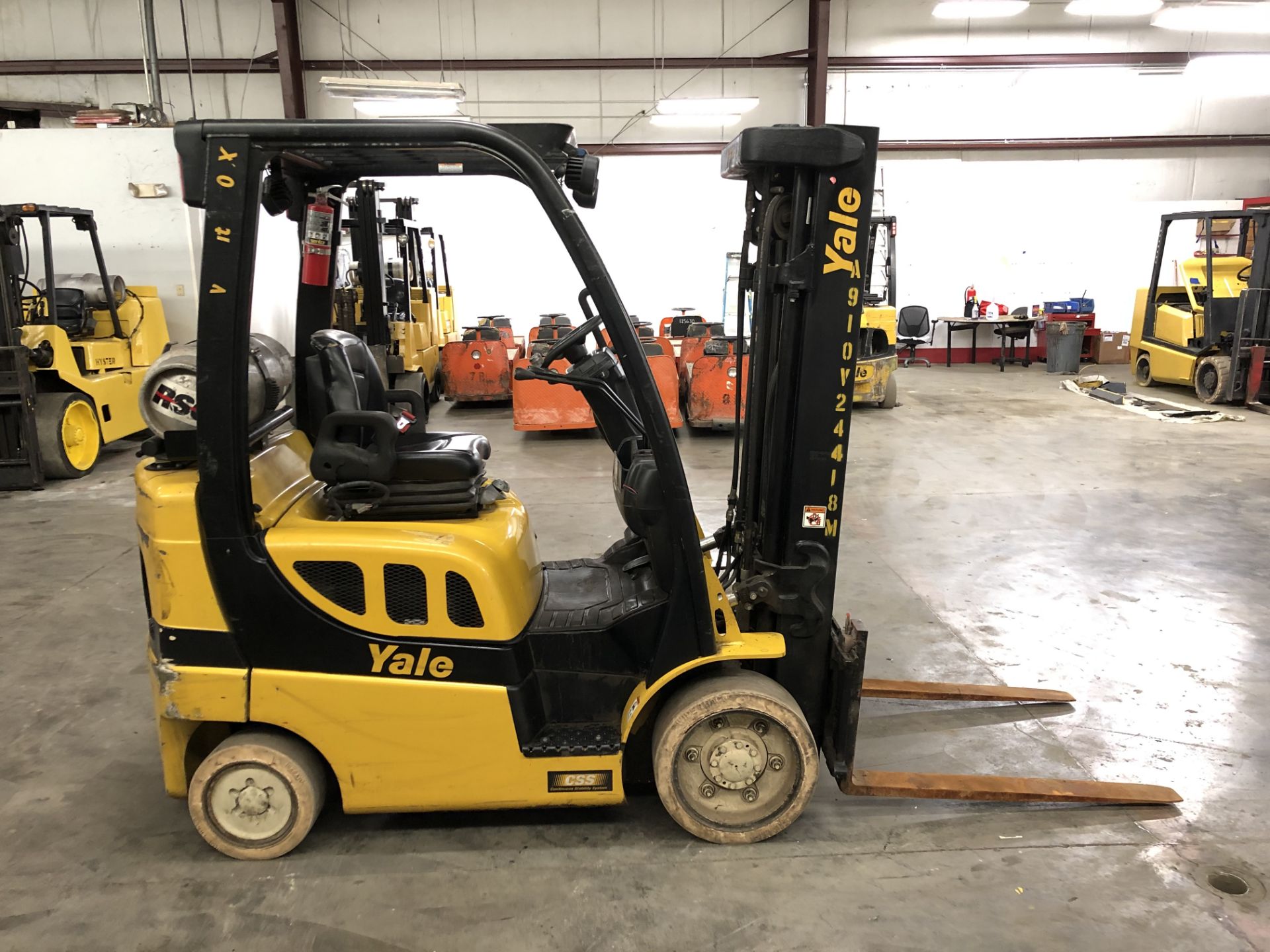 2014 YALE 5,000 LB. CAPACITY FORKLIFT; MODEL GLC050VX, LPG, SOLID TIRES, 85"/194" 3-STAGE MAST - Image 3 of 5