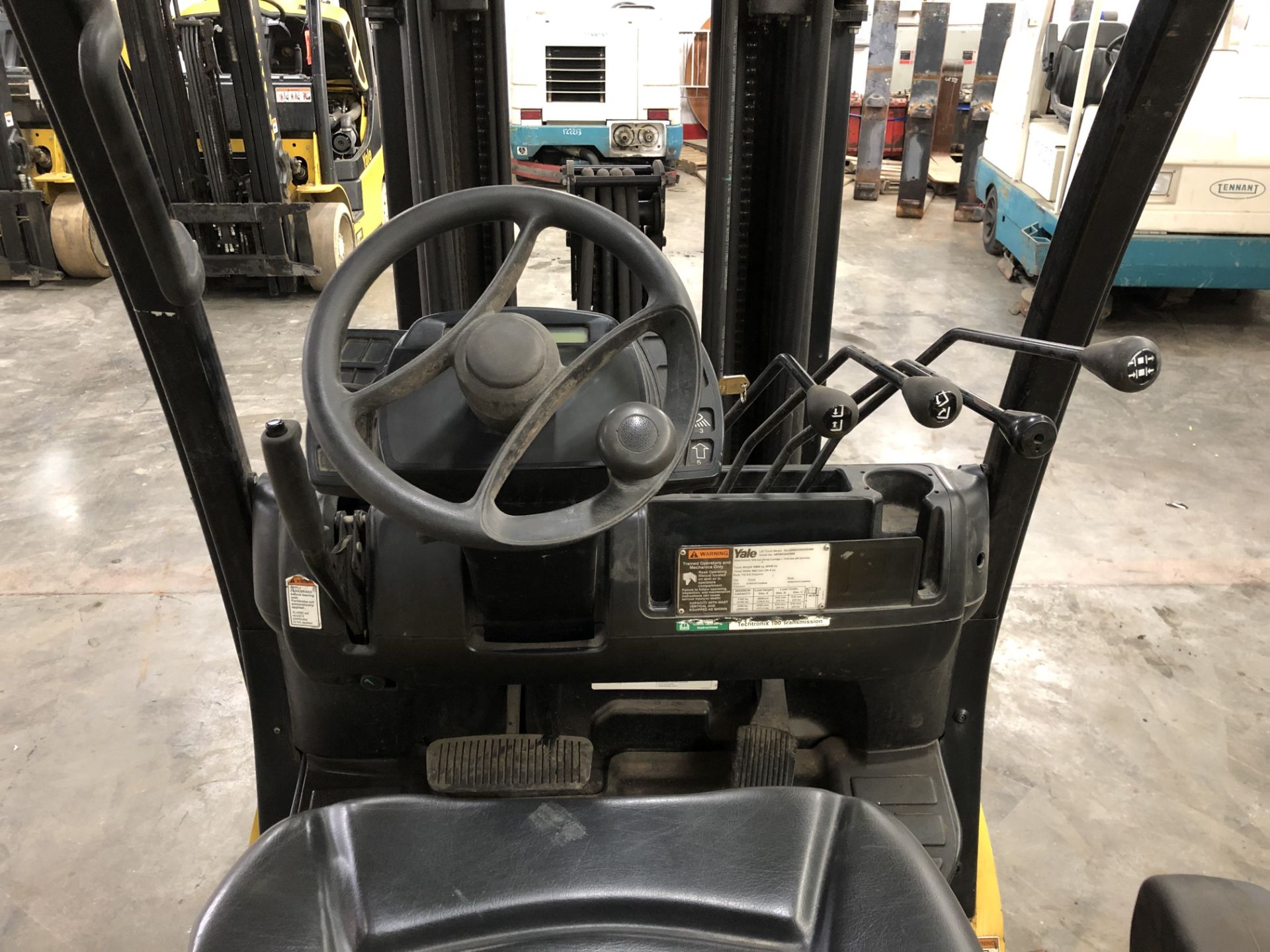 2014 YALE 5,000 LB. CAPACITY FORKLIFT; MODEL GLC050VX, LPG, SOLID TIRES, 85”/194” 3-STAGE MAST - Image 4 of 6