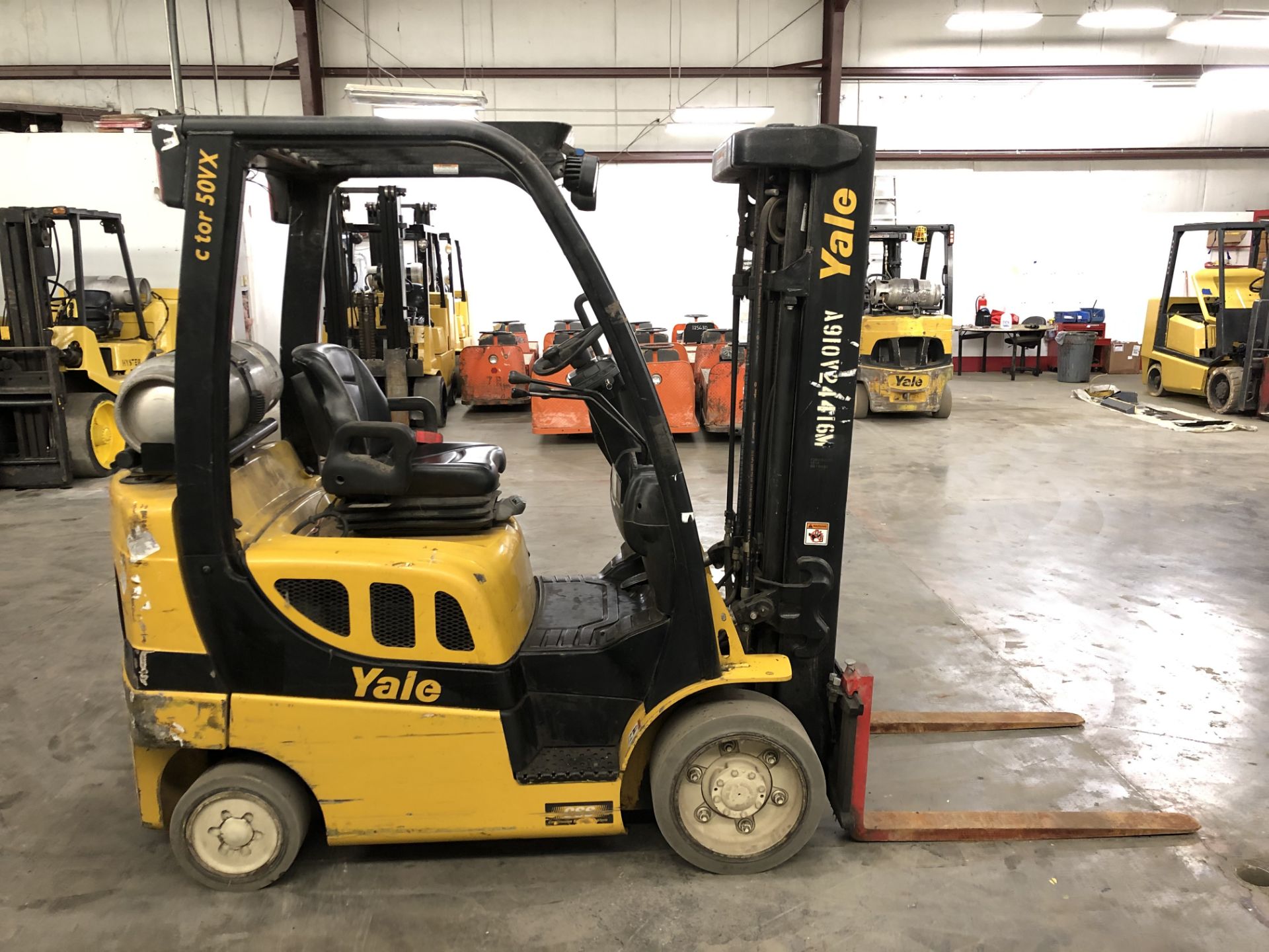 2014 YALE 5,000 LB. CAPACITY FORKLIFT; MODEL GLC050VX, LPG, SOLID TIRES, 85”/194” 3-STAGE MAST - Image 2 of 6