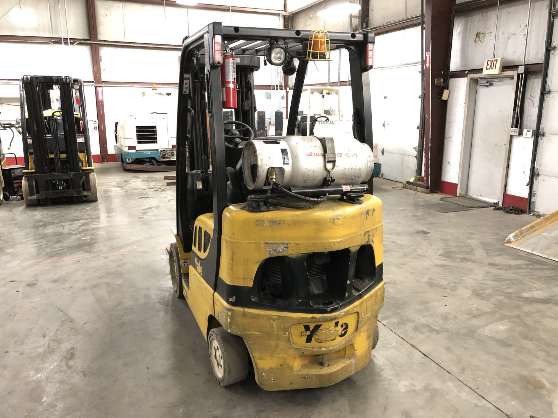 2014 YALE 5,000 LB. CAPACITY FORKLIFT; MODEL GLC050VX, LPG, SOLID TIRES, 85”/194” 3-STAGE MAST - Image 2 of 5