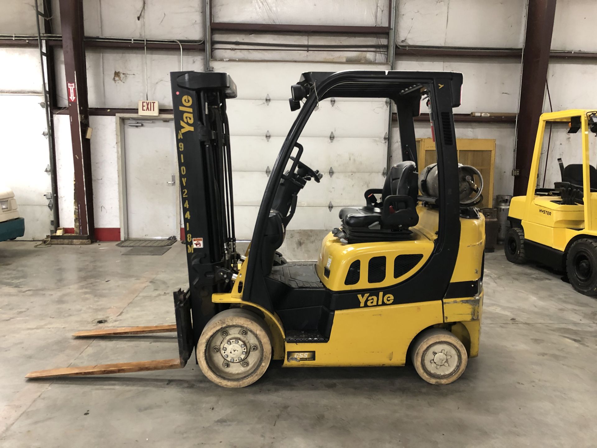 2014 YALE 5,000 LB. CAPACITY FORKLIFT; MODEL GLC050VX, LPG, SOLID TIRES, 85"/194" 3-STAGE MAST