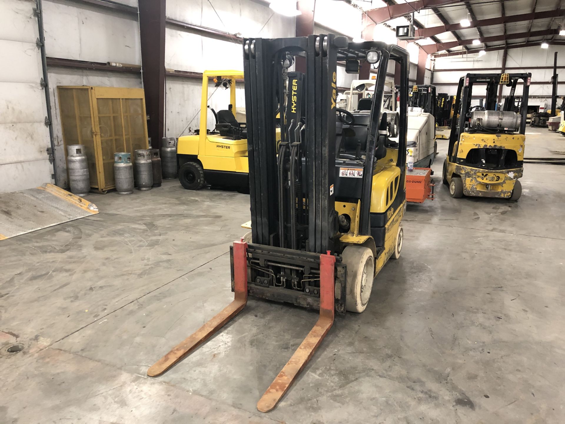 2014 YALE 5,000 LB. CAPACITY FORKLIFT; MODEL GLC050VX, LPG, SOLID TIRES, 85”/194” 3-STAGE MAST - Image 6 of 6