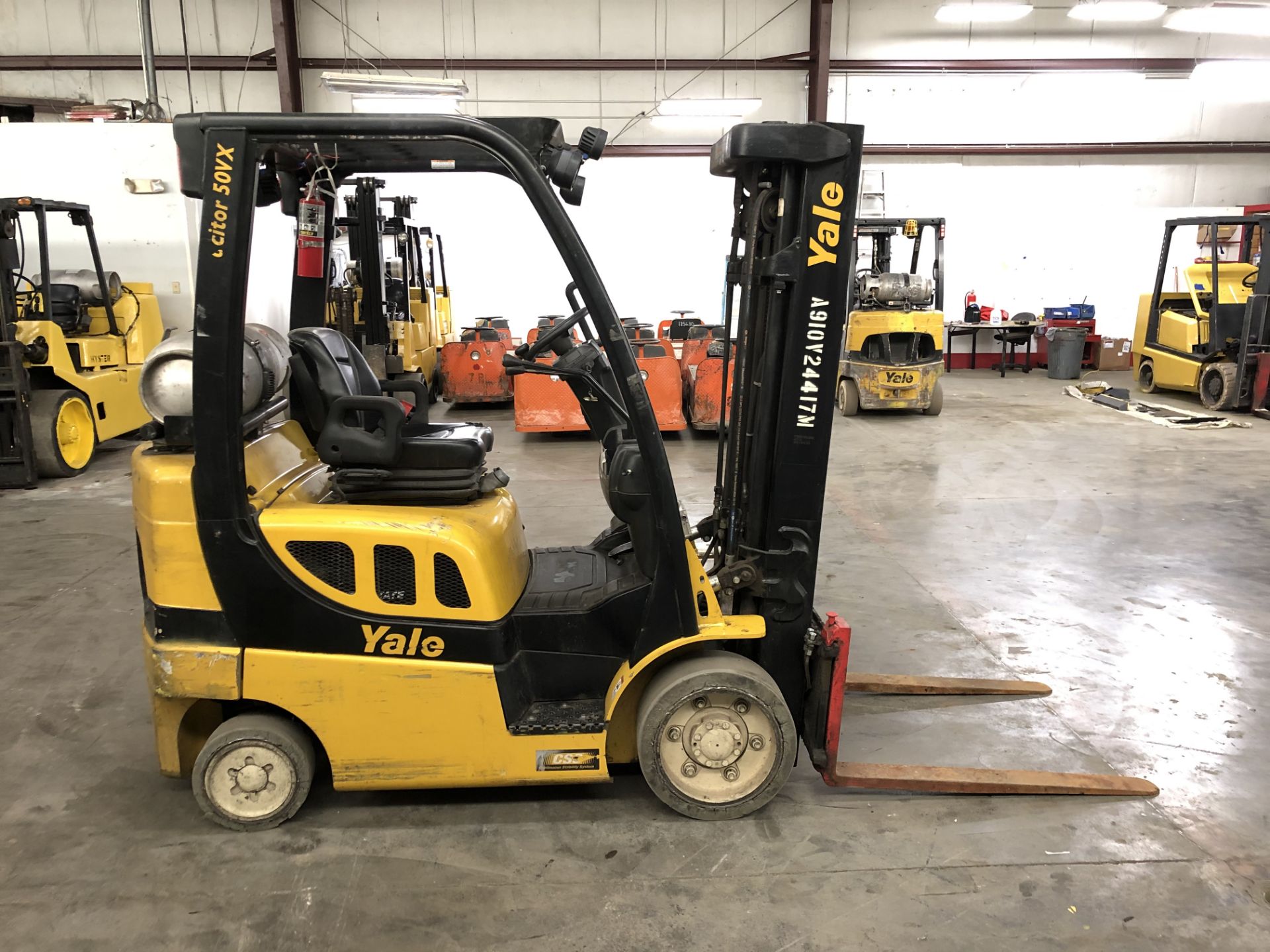 2014 YALE 5,000 LB. CAPACITY FORKLIFT; MODEL GLC050VX, LPG, SOLID TIRES, 85”/194” 3-STAGE MAST - Image 4 of 5