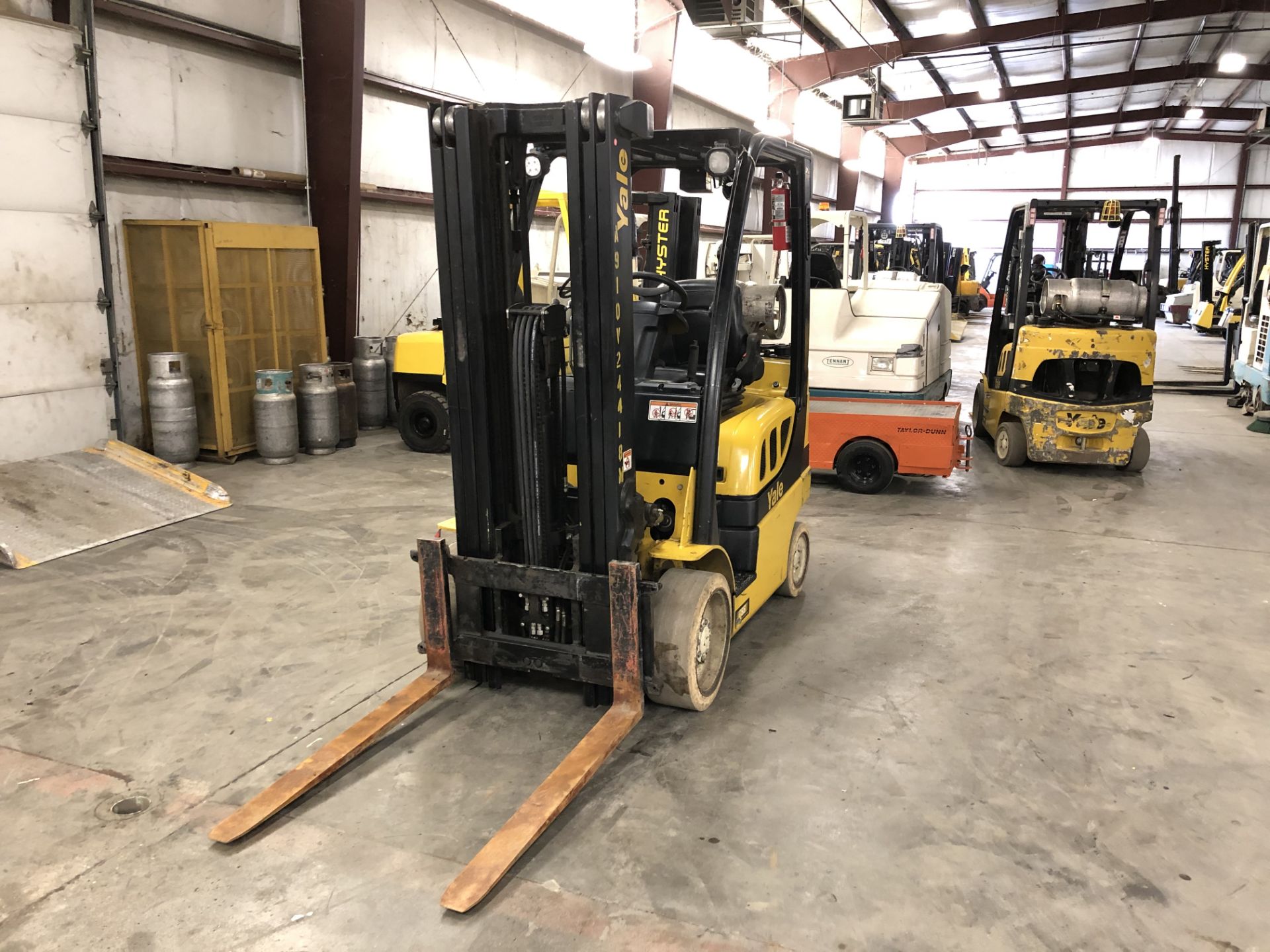 2014 YALE 5,000 LB. CAPACITY FORKLIFT; MODEL GLC050VX, LPG, SOLID TIRES, 85"/194" 3-STAGE MAST - Image 2 of 5