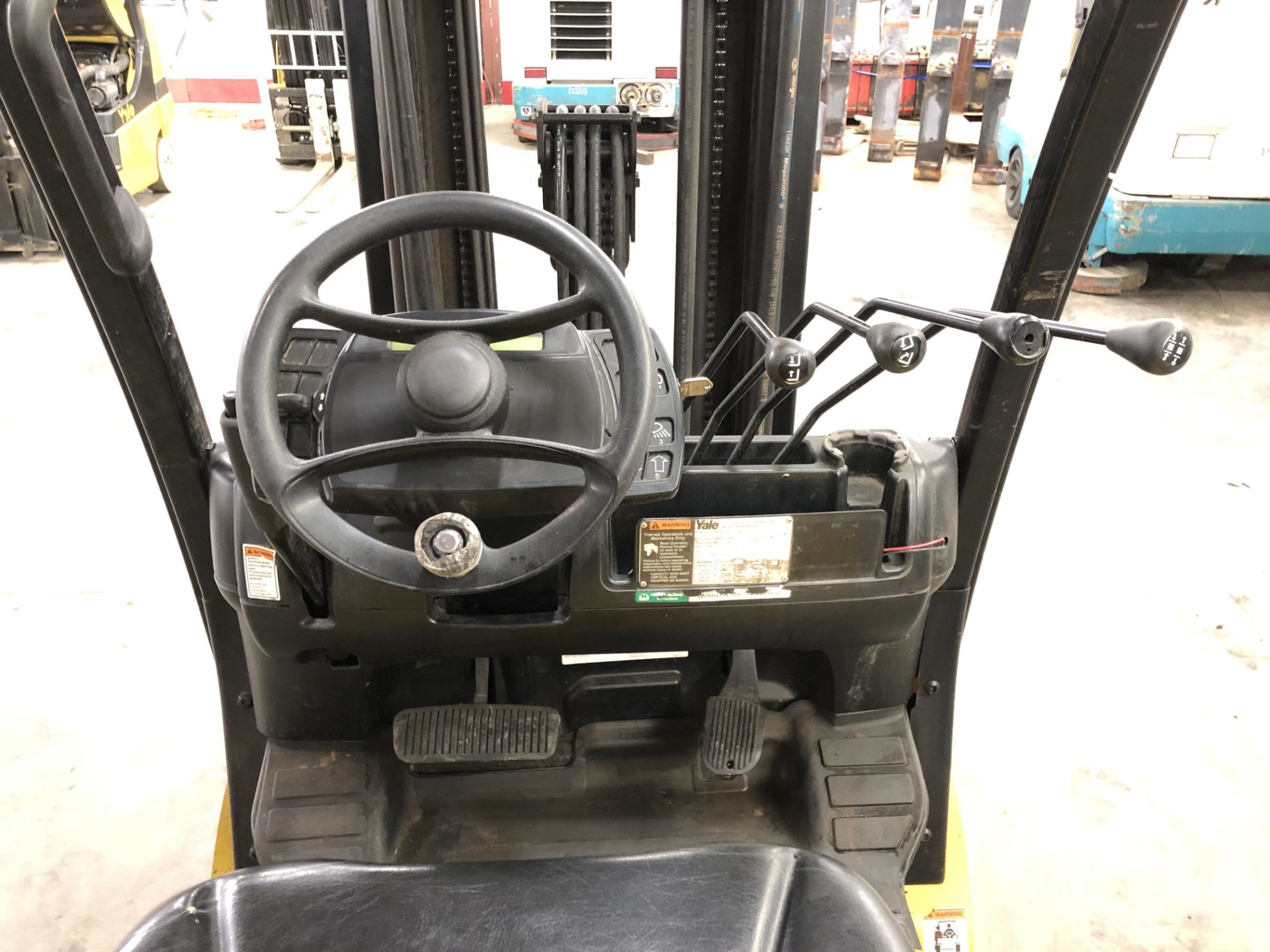 2014 YALE 5,000 LB. CAPACITY FORKLIFT; MODEL GLC050VX, LPG, SOLID TIRES, 85"/194" 3-STAGE MAST - Image 4 of 5