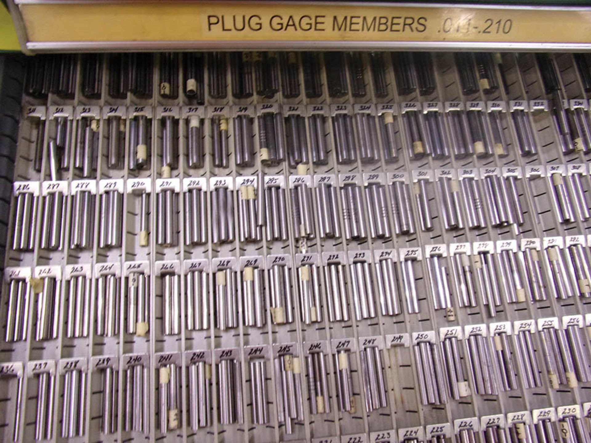 (2) 7-DRAWER VIDMAR CABINETS WITH PLUG GAUGE MEMBERS - Image 3 of 6