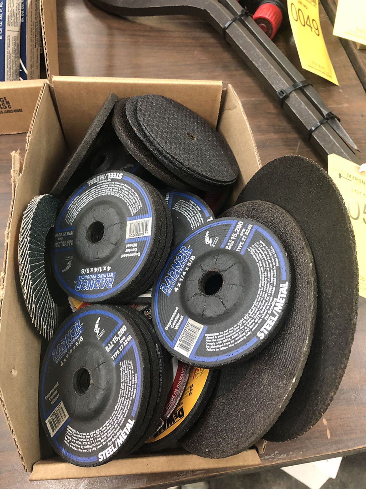 LOT OF ASSORTED GRINDING WHEELS