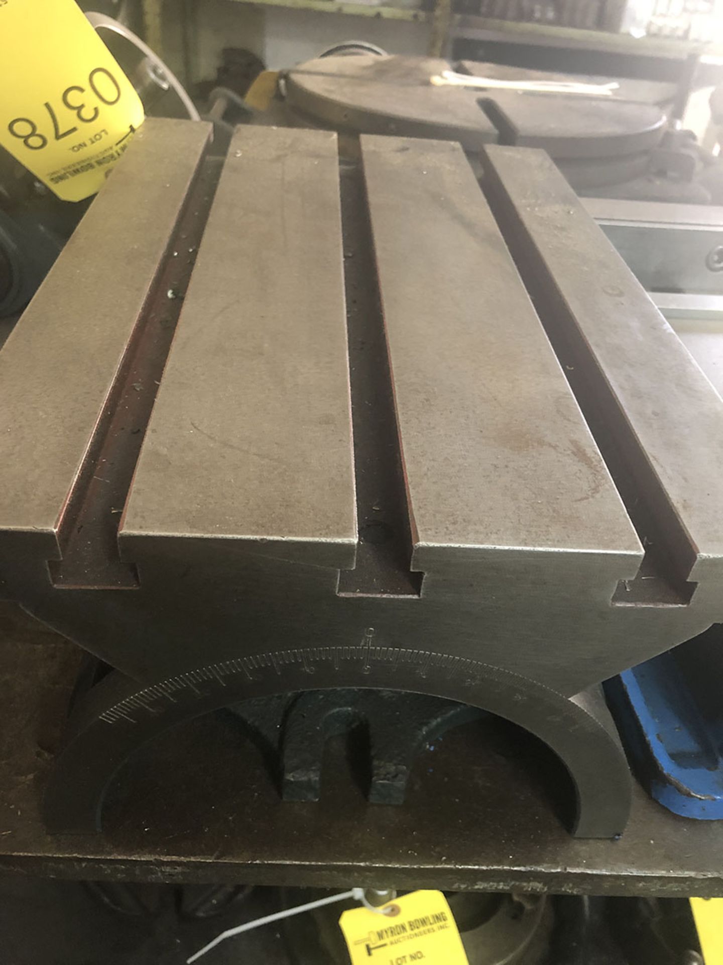 TILTING MACHINE TABLE