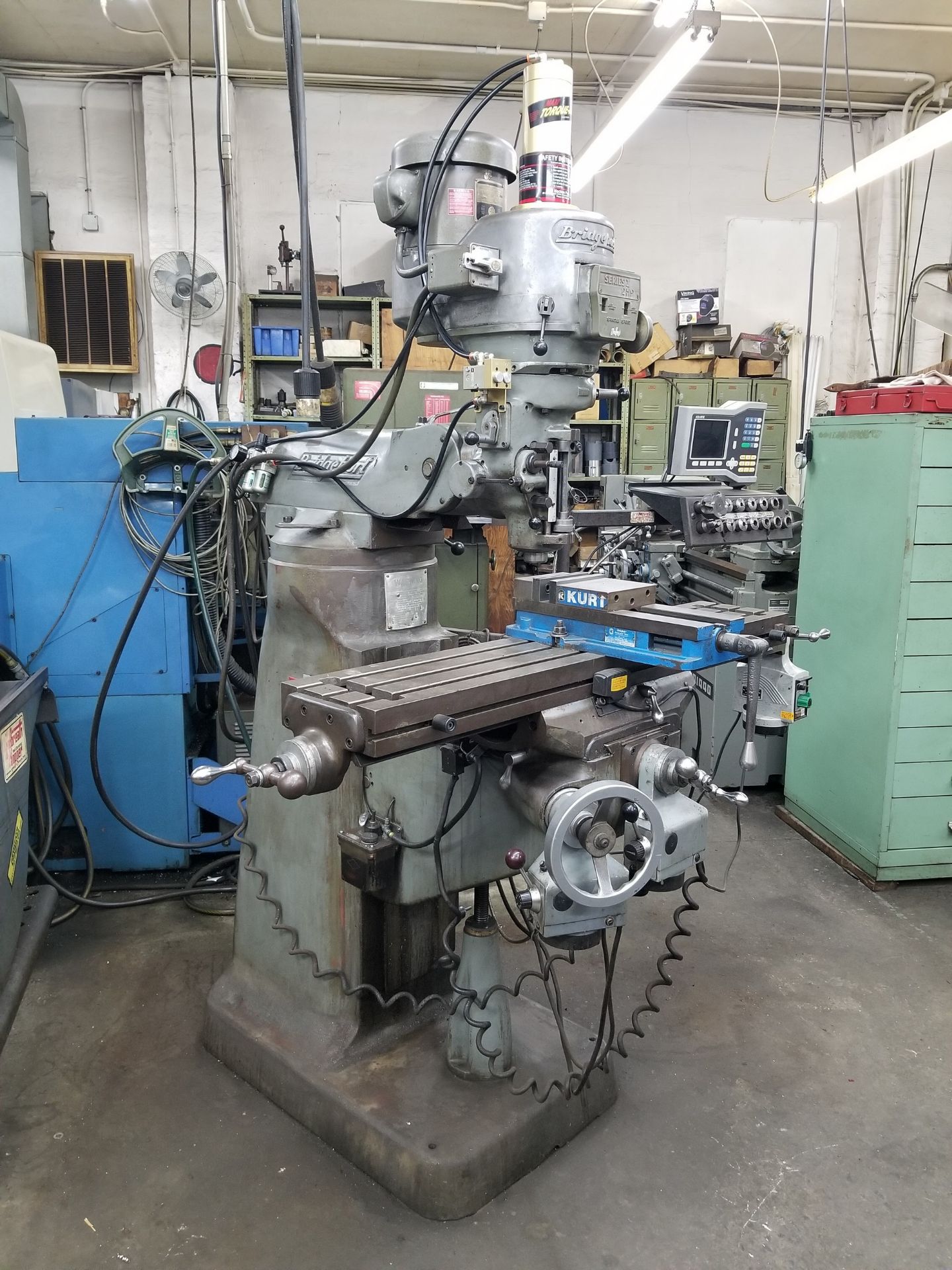 BRIDGEPORT SERIES 1 VERTICAL MILLING MACHINE; S/N 2J-98438-2, 2-HP, TORQUE RITE POWER DRAW BAR, - Image 2 of 8