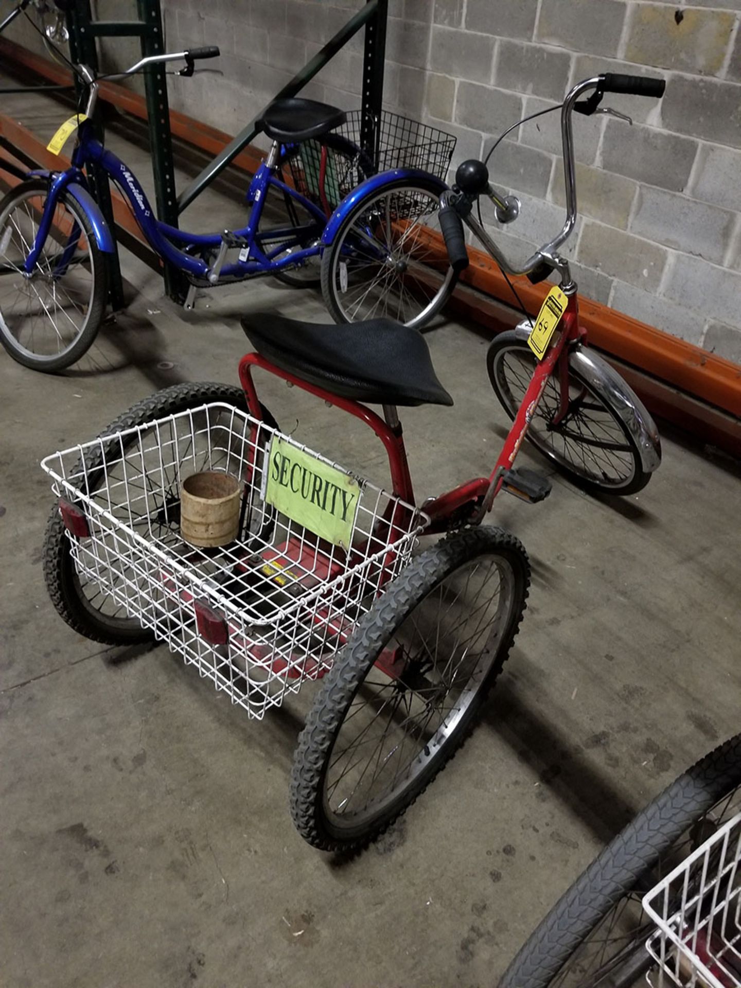 DESOTO CLASSIC TRICYCLE BIKE, SPOKE WHEELS, BASKET, FRONT/REAR HAND BRAKES - Image 3 of 4