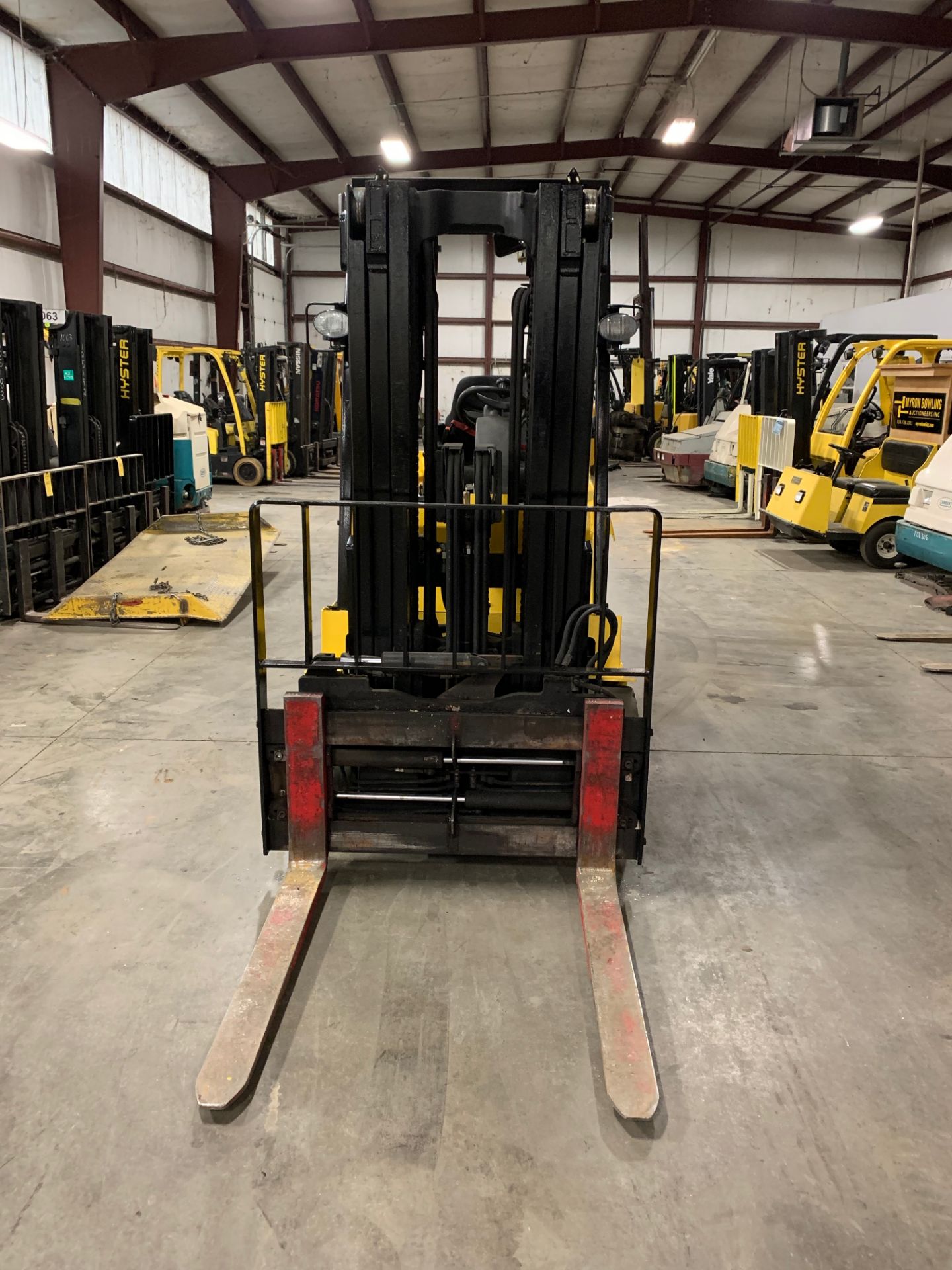 *LOCATED OHIO* 2011 YALE 8,000-LB CAP FORKLIFT, MODEL: E80Z, 48V, SOLID TIRES, 3-STAGE, SIDEHSIFT - Image 2 of 8