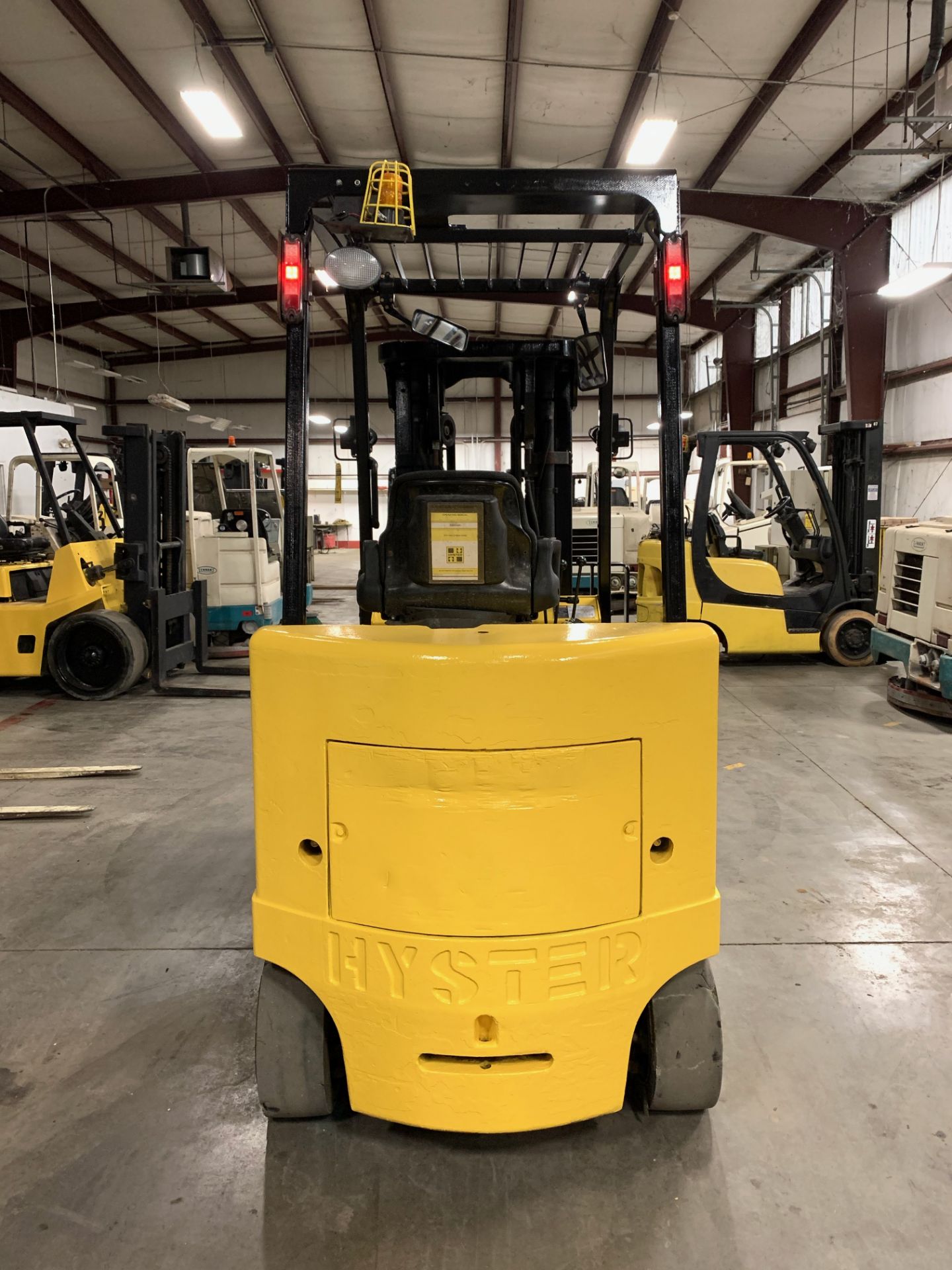 *LOCATED OHIO* 2011 YALE 8,000-LB CAP FORKLIFT, MODEL: E80Z, 48V, SOLID TIRES, 3-STAGE, SIDEHSIFT - Image 4 of 8