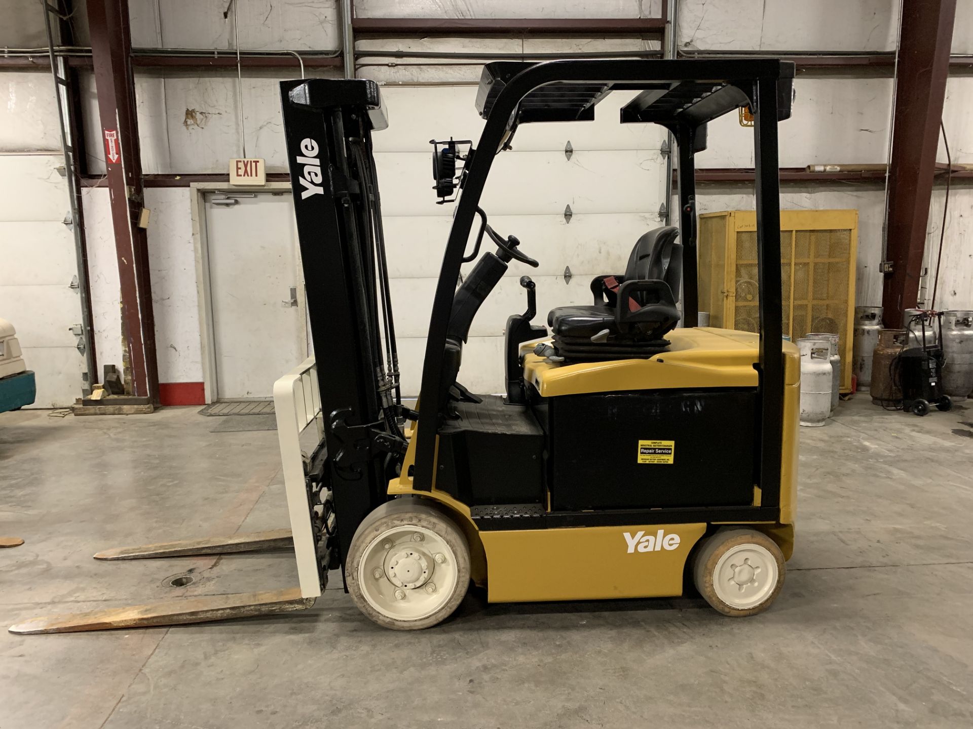 *LOCATED OHIO* 2015 YALE 6,000-LB. CAP FORKLIFT, MOD: ERC060VG, 36V, 3-STAGE, SIDESHIFT, SOLID TIRES