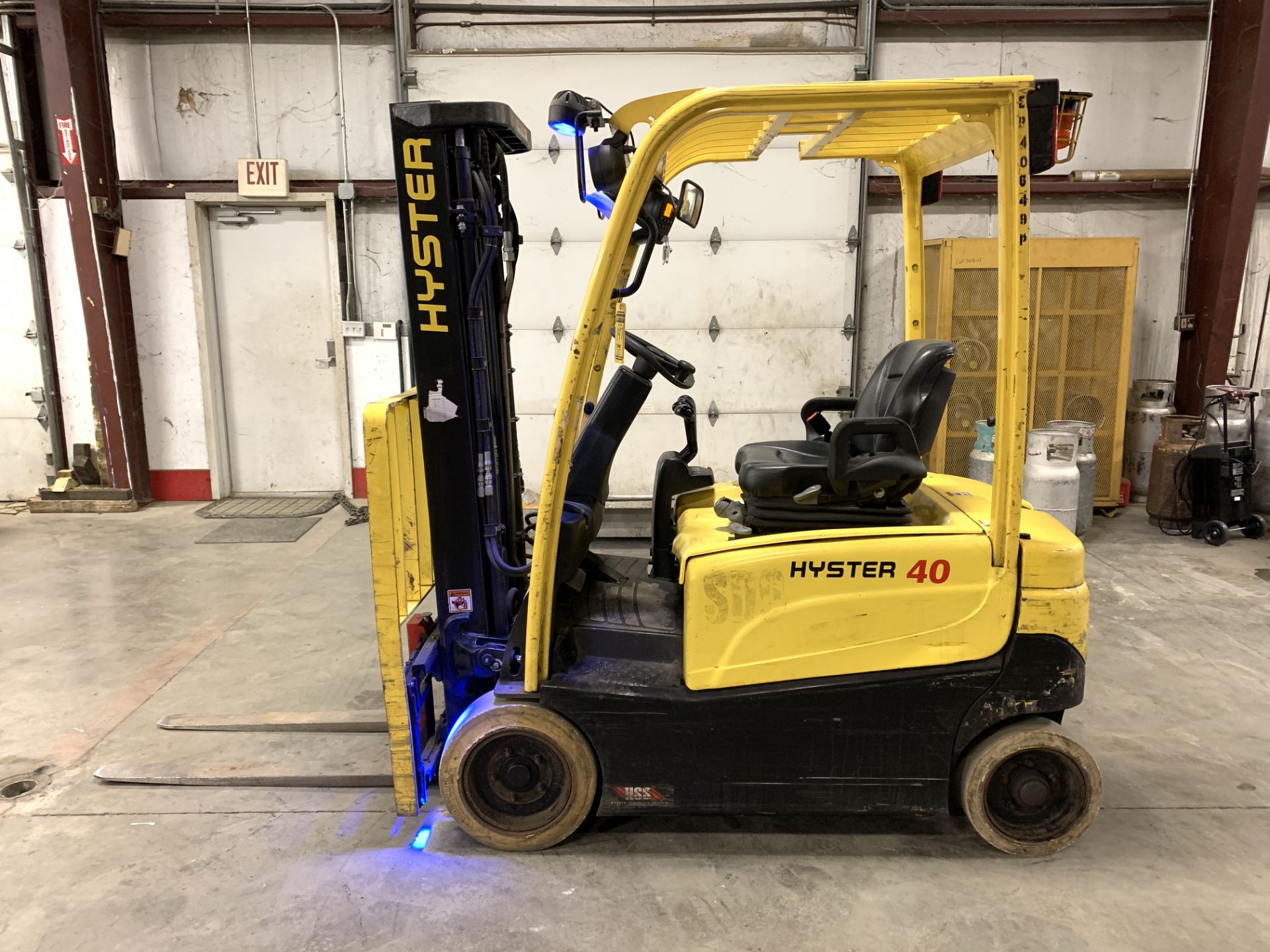 LOCATED OHIO* 2016 HYSTER 4,000-LB. CAP. FORKLIFT, MOD: J40XN, 36V, SOLID TIRES, 3-STAGE, SIDESHIFT