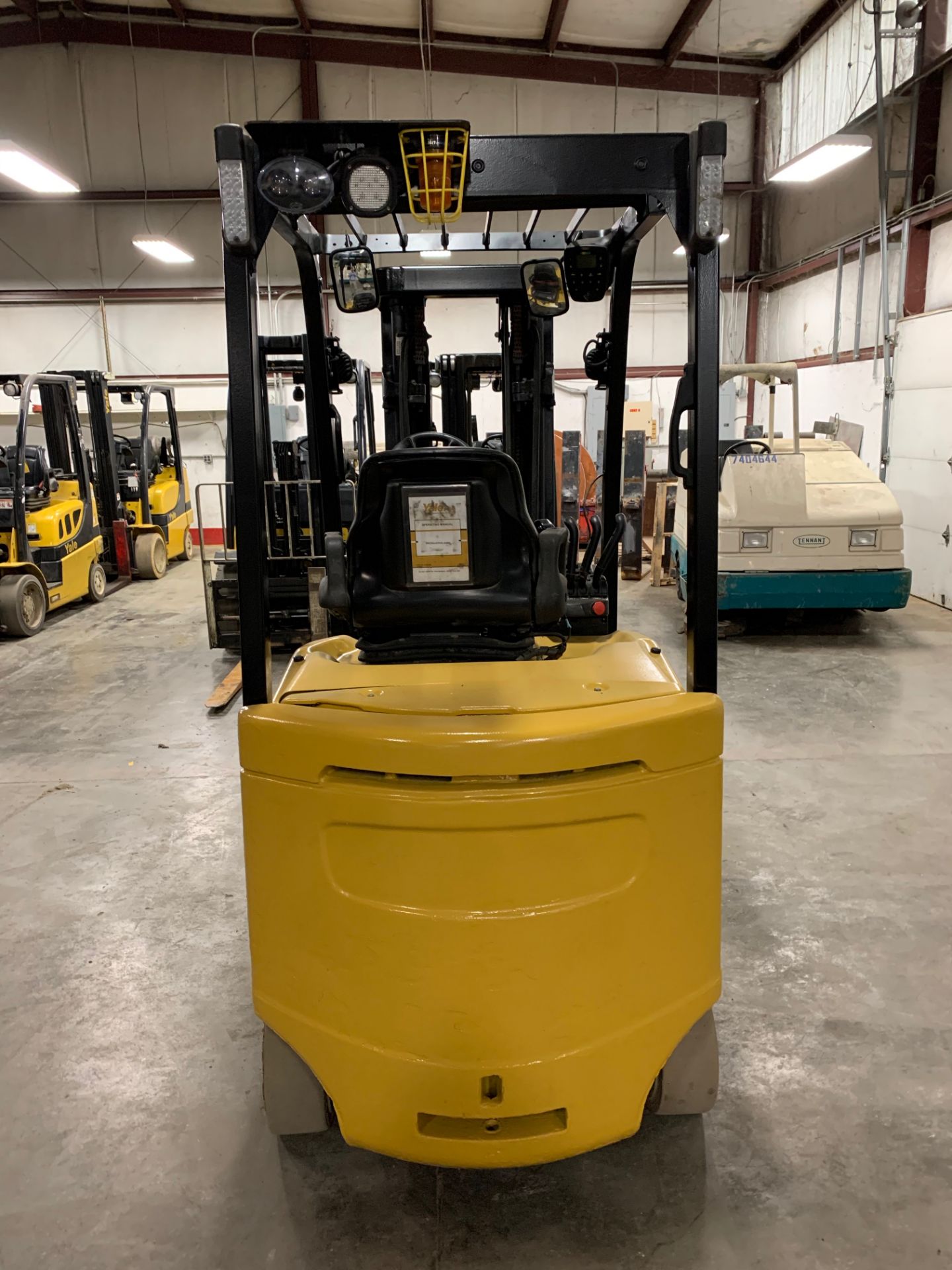 *LOCATED OHIO* 2015 YALE 6,000-LB. CAP FORKLIFT, MOD: ERC060VG, 36V, 3-STAGE, SIDESHIFT, SOLID TIRES - Image 4 of 10