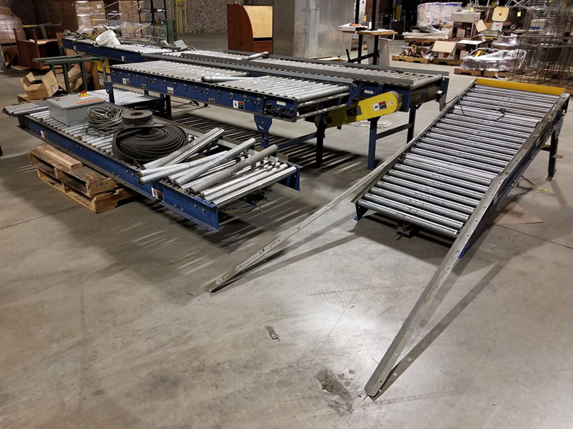 50' OF VERSA ROLLER POWER CONVEYOR, MCC PANEL, SPARE BELT, 30’’ WIDE, ADJUSTABLE HEIGHT - Image 2 of 10