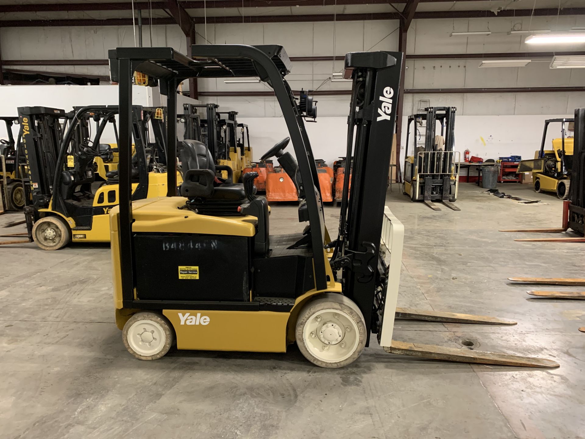 *LOCATED OHIO* 2015 YALE 6,000-LB. CAP FORKLIFT, MOD: ERC060VG, 36V, 3-STAGE, SIDESHIFT, SOLID TIRES - Image 3 of 10