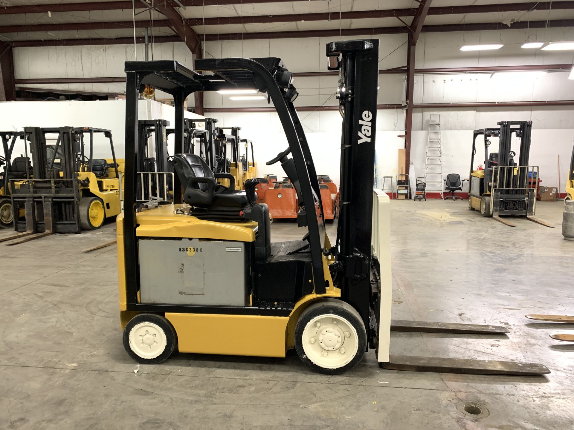 *LOCATED OHIO* 2012 YALE 5,000-LB. CAP FORKLIFT, MOD: ERC050VG, 36V, 3-STAGE, SIDESHIFT, SOLID TIRES - Image 3 of 9