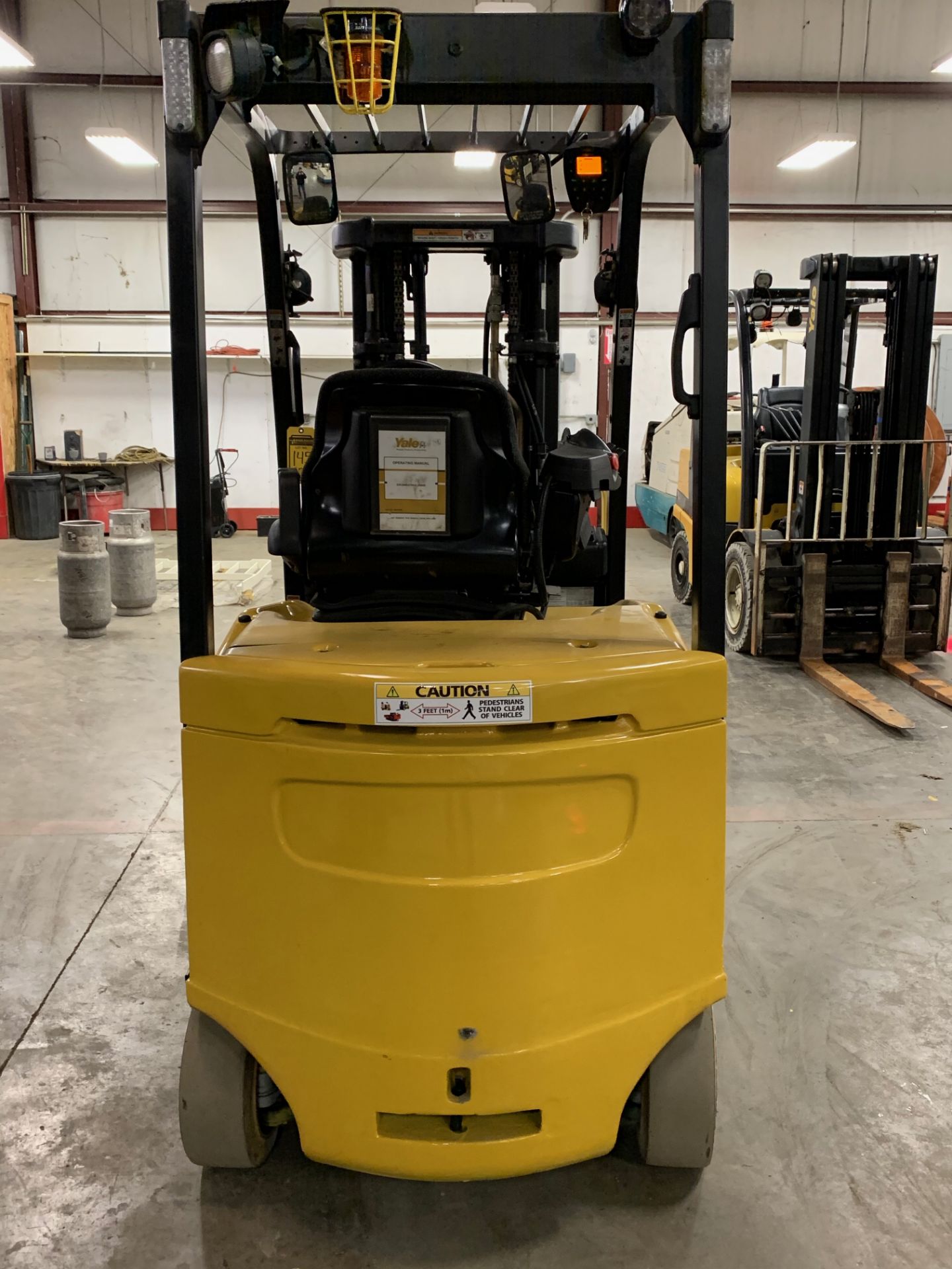 *LOCATED OHIO* 2013 YALE 5,000-LB. CAP FORKLIFT, MOD: ERC050VG, 36V, 3-STAGE, SIDESHIFT, SOLID TIRES - Image 4 of 11