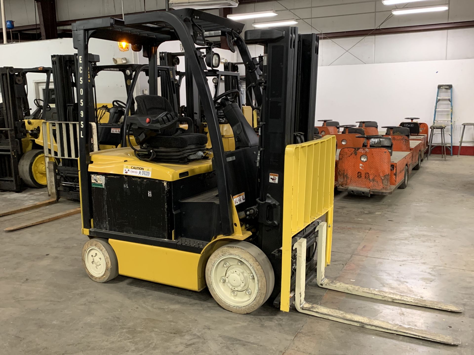 *LOCATED OHIO* 2013 YALE 5,000-LB. CAP FORKLIFT, MOD: ERC050VG, 36V, 3-STAGE, SIDESHIFT, SOLID TIRES - Image 3 of 11