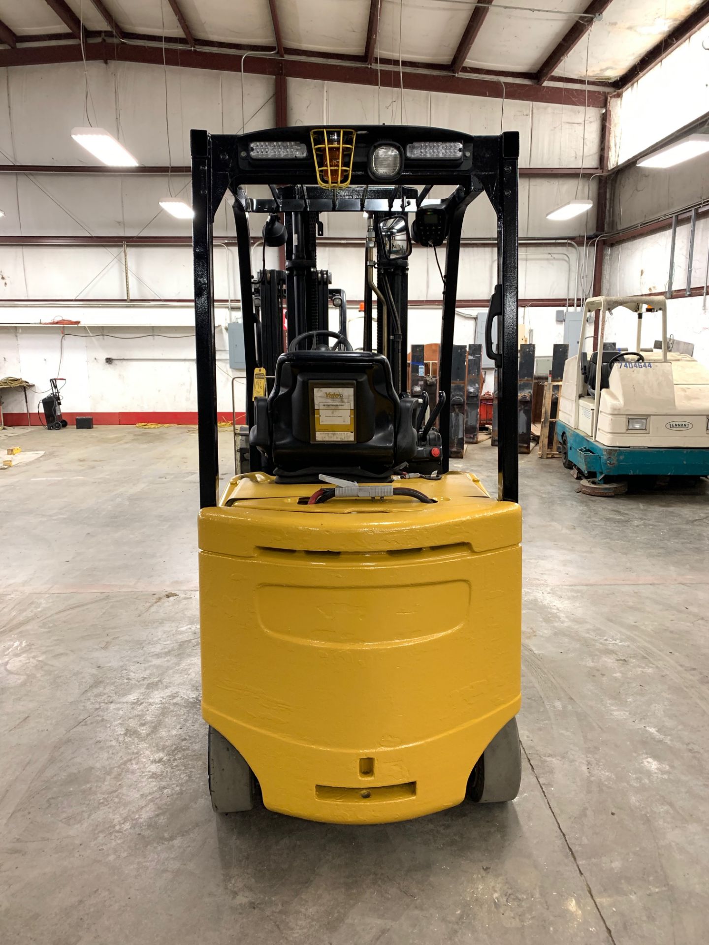 *LOCATED OHIO* 2012 YALE 5,000-LB. CAP FORKLIFT, MOD: ERC050VG, 36V, 3-STAGE, SIDESHIFT, SOLID TIRES - Image 4 of 9