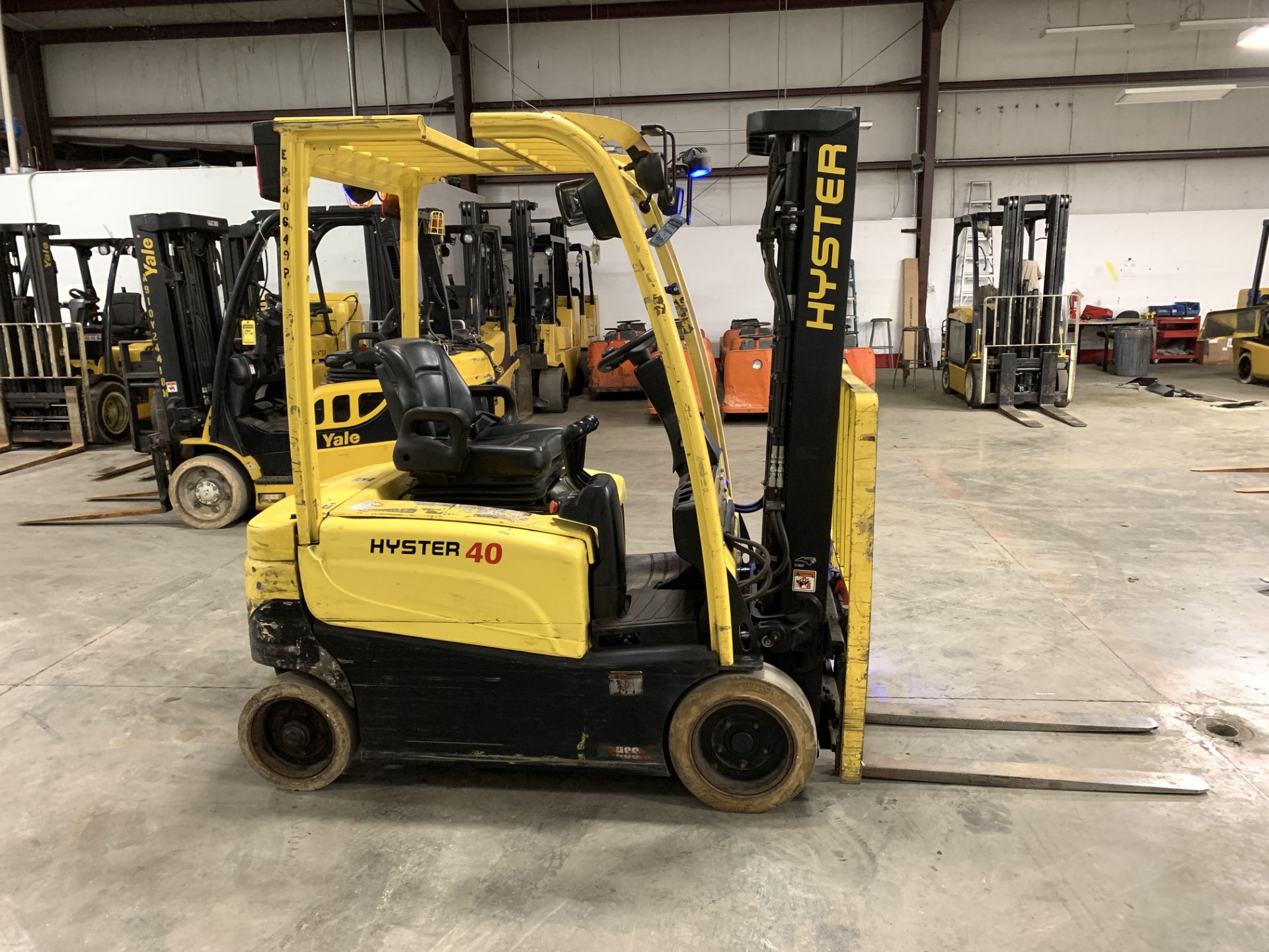 LOCATED OHIO* 2016 HYSTER 4,000-LB. CAP. FORKLIFT, MOD: J40XN, 36V, SOLID TIRES, 3-STAGE, SIDESHIFT - Image 3 of 10