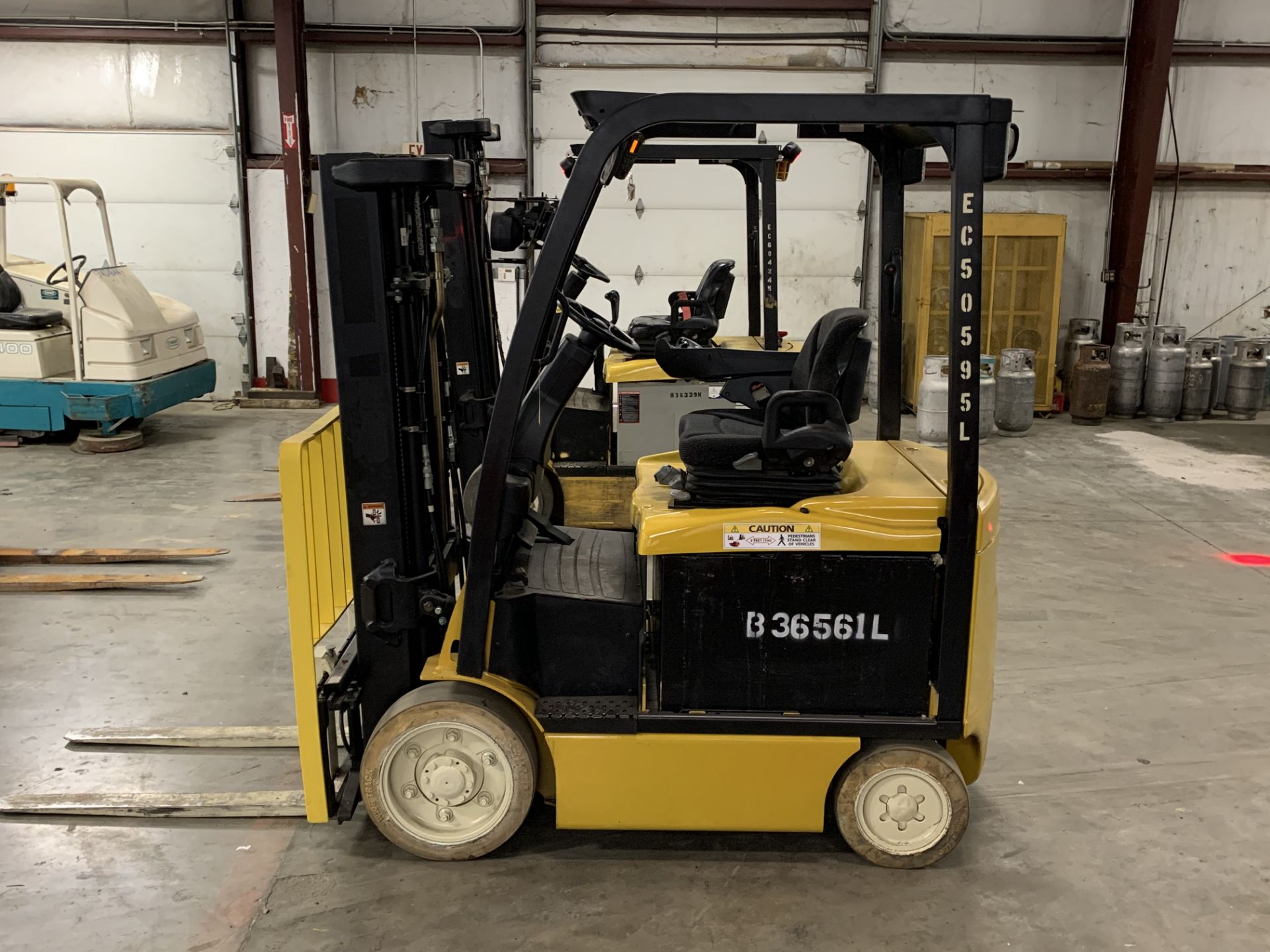 *LOCATED OHIO* 2013 YALE 5,000-LB. CAP FORKLIFT, MOD: ERC050VG, 36V, 3-STAGE, SIDESHIFT, SOLID TIRES