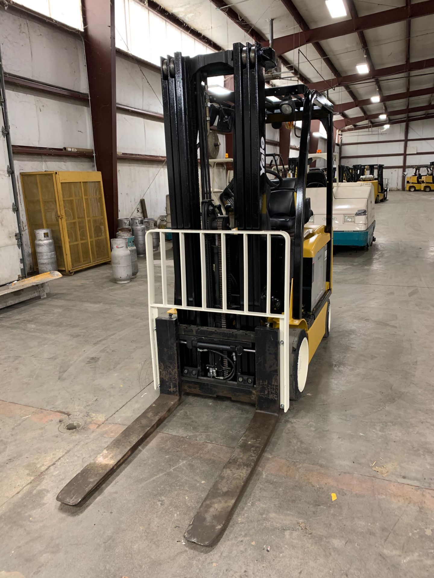 *LOCATED OHIO* 2012 YALE 5,000-LB. CAP FORKLIFT, MOD: ERC050VG, 36V, 3-STAGE, SIDESHIFT, SOLID TIRES - Image 2 of 9