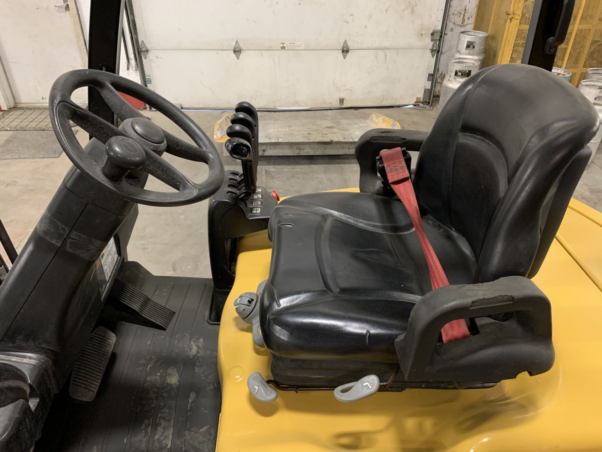 *LOCATED OHIO* 2015 YALE 6,000-LB. CAP FORKLIFT, MOD: ERC060VG, 36V, 3-STAGE, SIDESHIFT, SOLID TIRES - Image 5 of 10