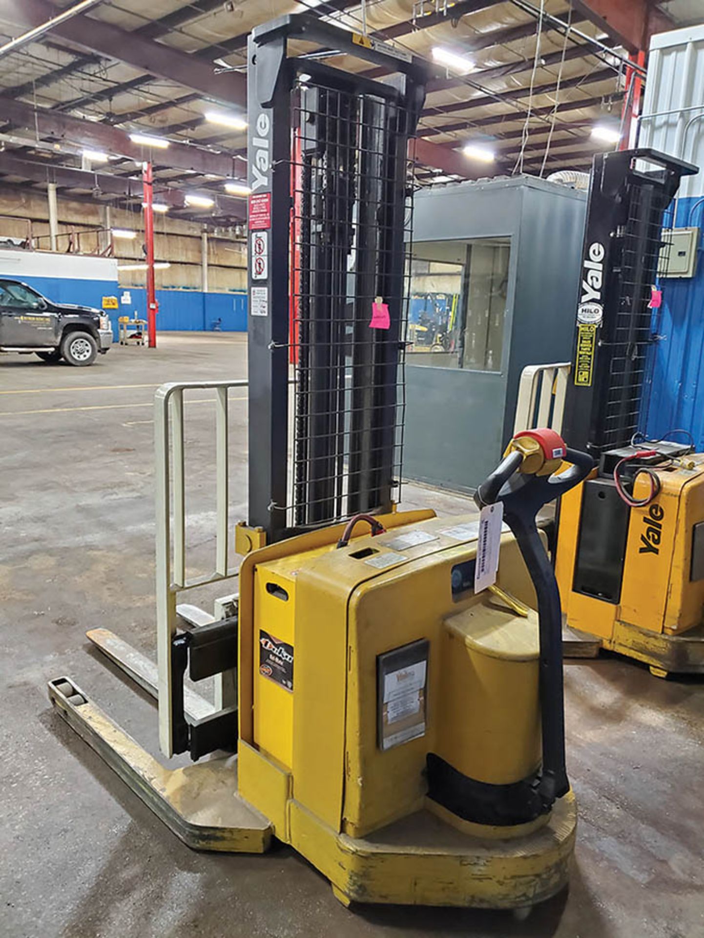 YALE 4,000 LB. ELECTRIC WALKIE STACKER, MODEL MSW040SEN24TV087, 24-VOLT, 130’’ LIFT HEIGHT, - Image 7 of 11