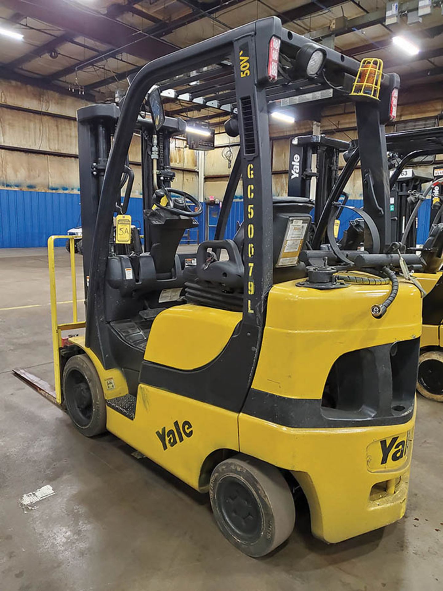 2013 YALE 5,000 LB. FORKLIFT, MODEL GLC050VXNVSE083, S/N A910V22079L, LP, SIDESHIFT, 189'' LIFT - Image 13 of 16