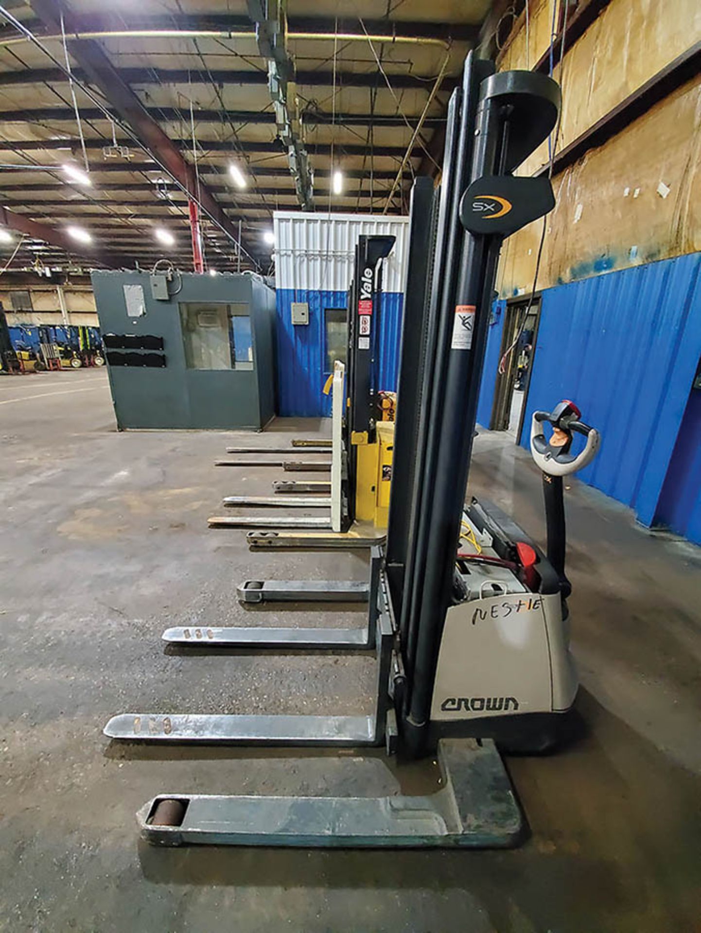 CROWN 3,000 LB. ELECTRIC WALKIE STACKER, MODEL SX3000-30, S/N 5A516776, 24-VOLT, 128’’ LIFT - Image 5 of 12