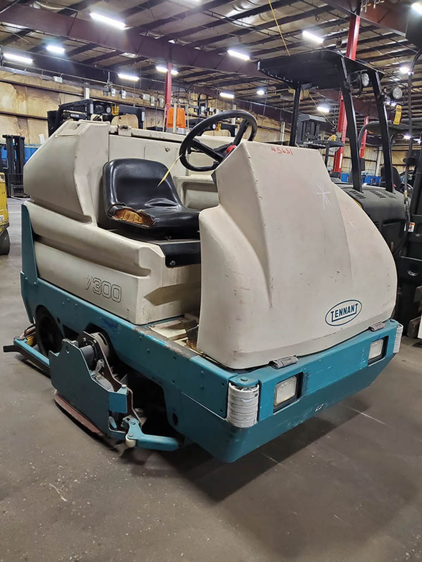 TENNANT RIDING FLOOR SCRUBBER, MODEL: 7300, S/N: 7300-1900, 36-VOLT, GVWT: 4,580, 1,297 HOURS - Image 4 of 15