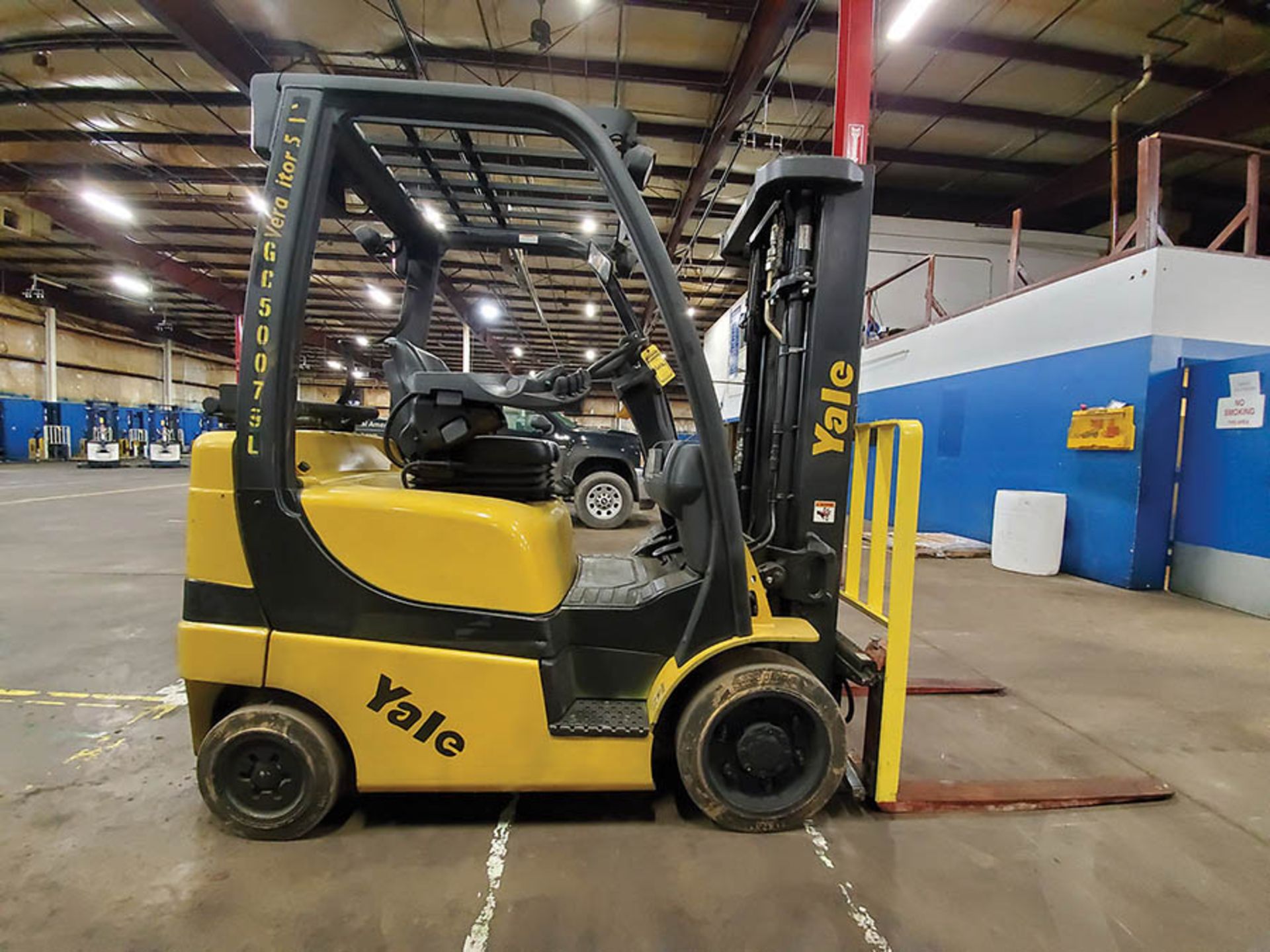 2013 YALE 5,000 LB. FORKLIFT, MODEL GLC050VXNVSE083, S/N A910V22079L, LP, SIDESHIFT, 189'' LIFT - Image 2 of 16