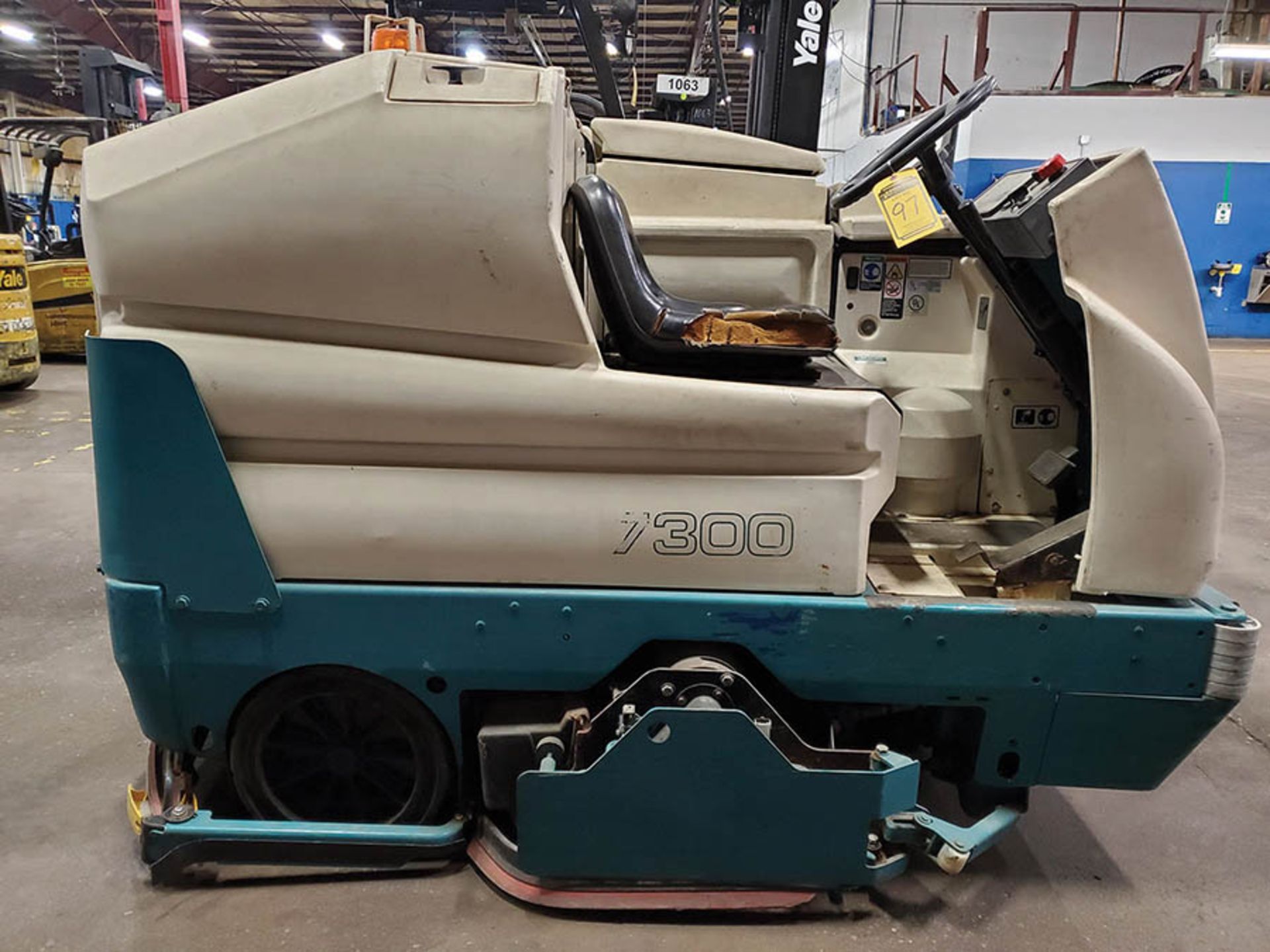 TENNANT RIDING FLOOR SCRUBBER, MODEL: 7300, S/N: 7300-1900, 36-VOLT, GVWT: 4,580, 1,297 HOURS - Image 3 of 15