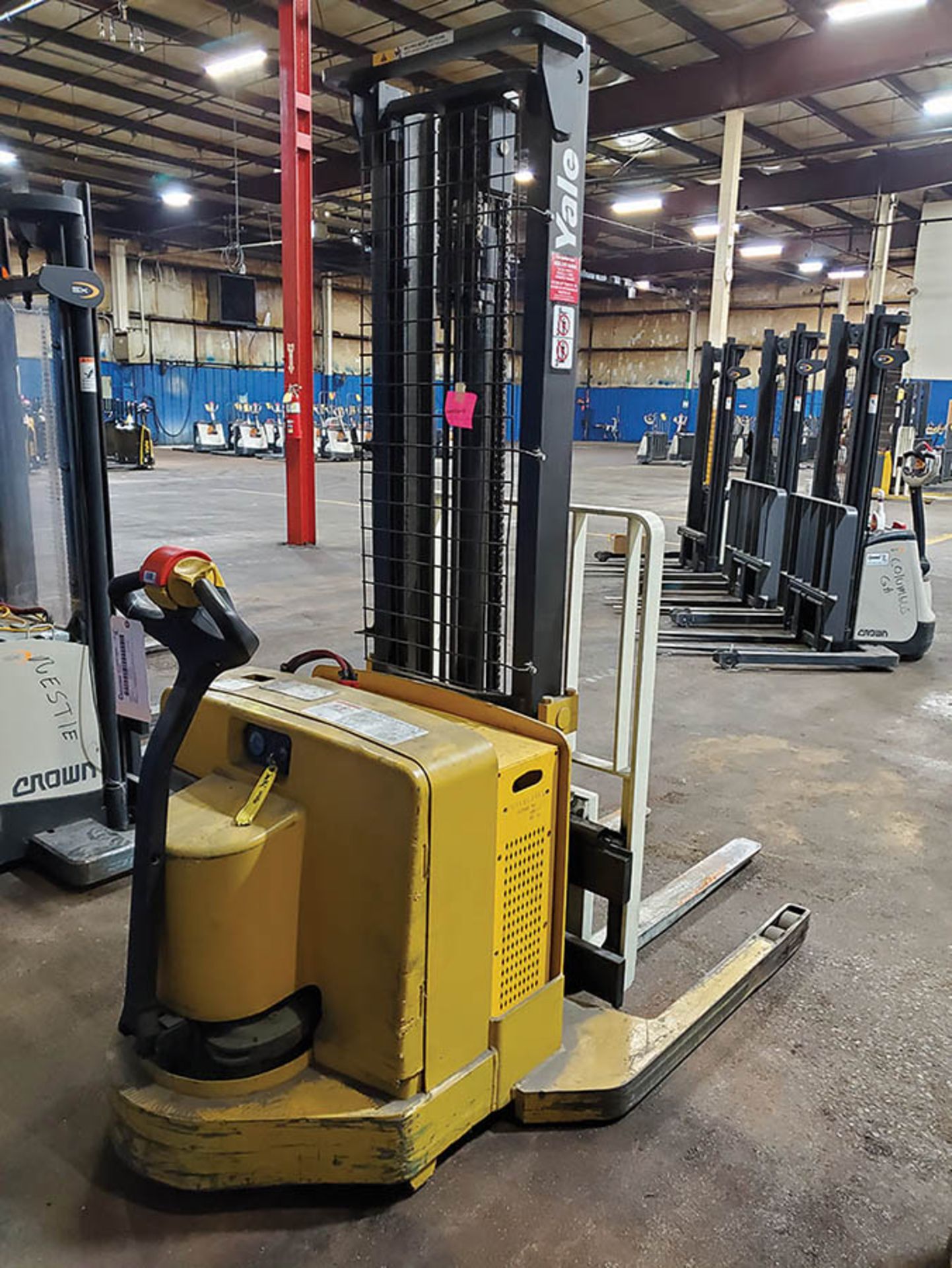 YALE 4,000 LB. ELECTRIC WALKIE STACKER, MODEL MSW040SEN24TV087, 24-VOLT, 130’’ LIFT HEIGHT, - Image 6 of 11