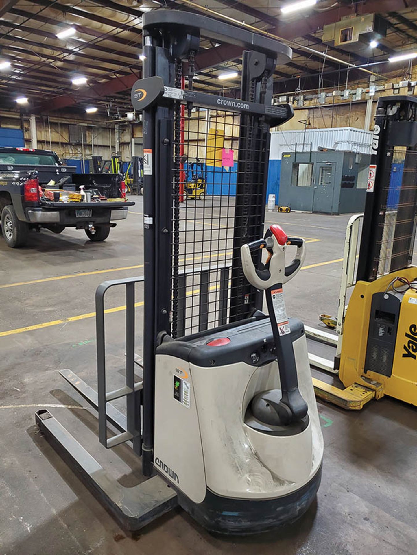 CROWN 2,000 LB. WALKIE STACKER, MODEL ST3000-20, 24-VOLT, 128’’ LIFT HEIGHT, 83’’ LOWERED 2-STAGE - Image 7 of 12