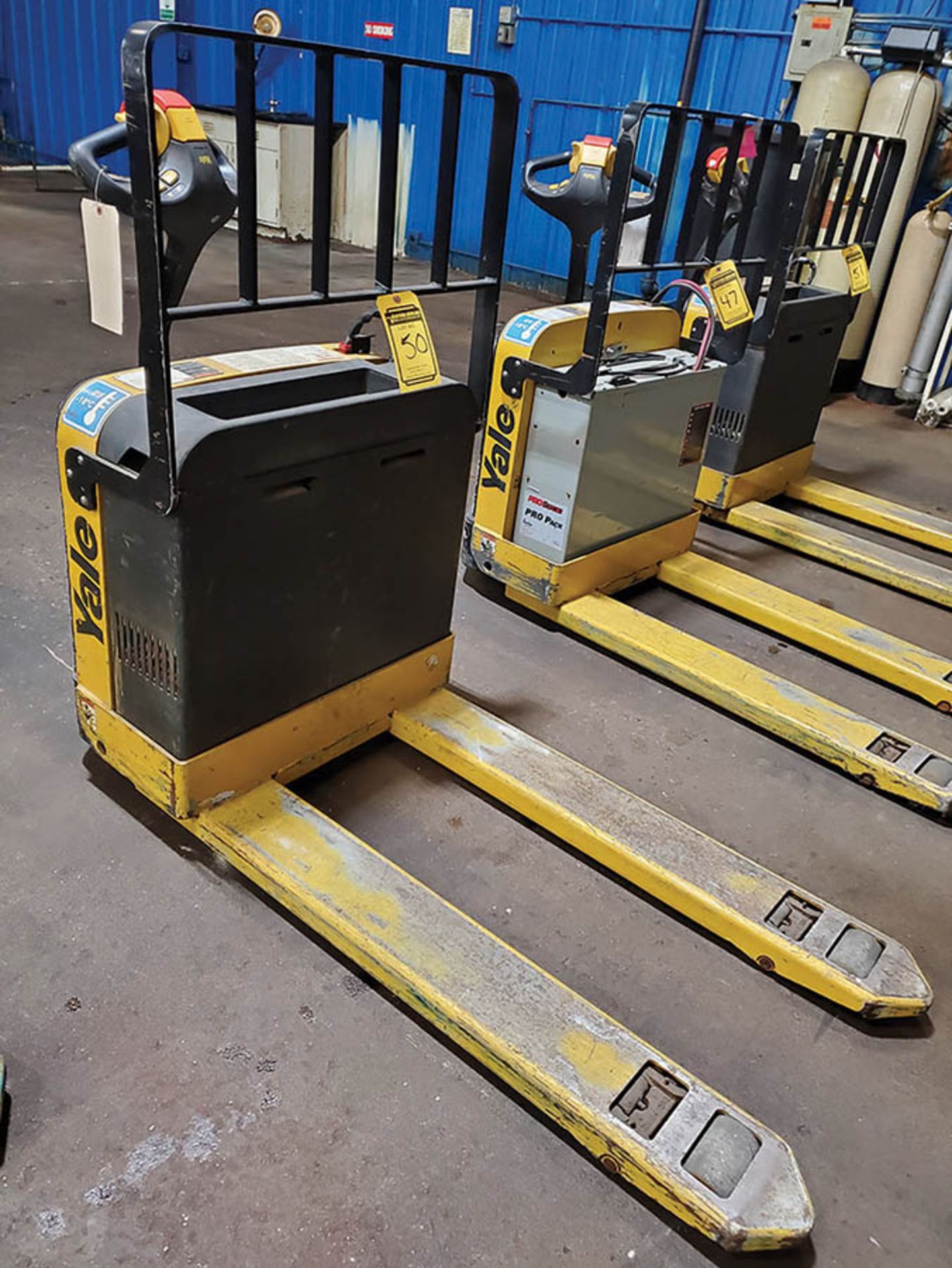 2014 YALE 4,000 LB. ELECTRIC WALK BEHIND PALLET JACK, MODEL MPB040-EN24T2748, S/N B827N61983M, 24- - Image 6 of 9