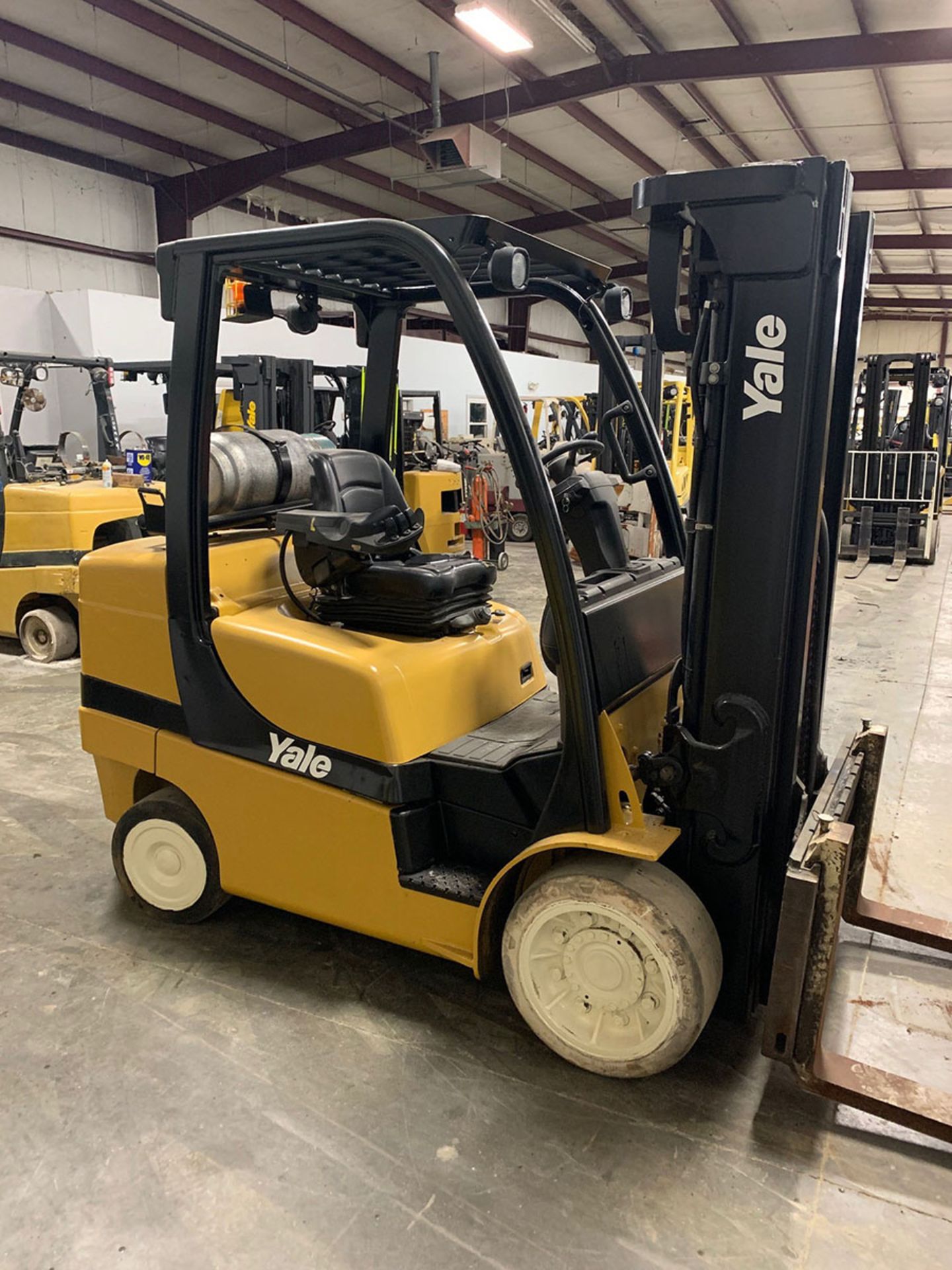 2013 YALE 8,000-LB. FORKLIFT, MODEL: GLC080VX, LPG, SOLID TIRES, 3-STAGE MAST, SIDEHSIFT, 54” FORKS - Image 3 of 6