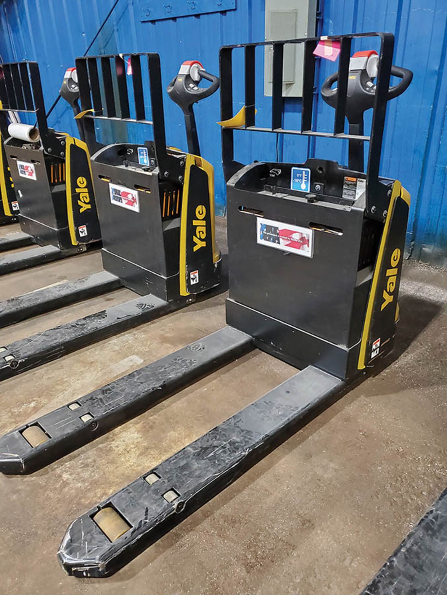 2019 YALE 4,500 LB. ELECTRIC PALLET JACK, MODEL MPB045VGN24T2646, 24-VOLT, TYPE E, 440 A.H., 46’’ - Image 3 of 9