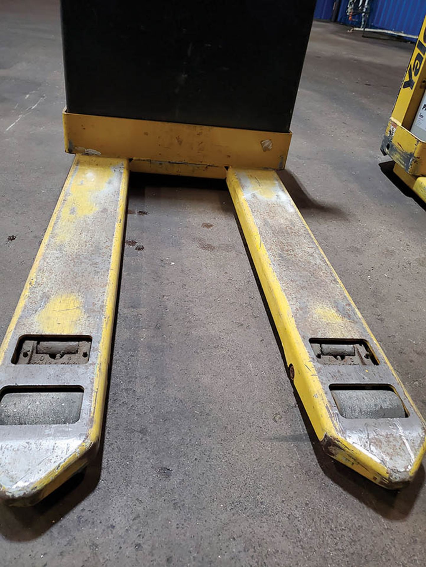 2014 YALE 4,000 LB. ELECTRIC WALK BEHIND PALLET JACK, MODEL MPB040-EN24T2748, S/N B827N61983M, 24- - Image 5 of 9