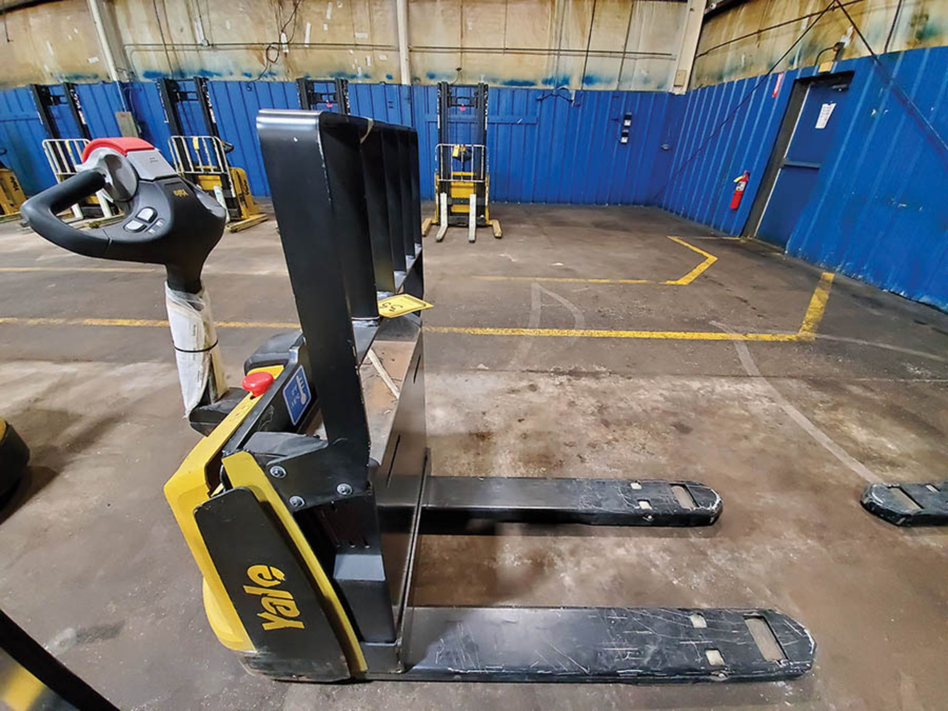 2019 YALE 4,500 LB. ELECTRIC PALLET JACK, MODEL MPB045VGN24T2646, 24-VOLT, TYPE E, 440 A.H., 46’’ - Image 3 of 10