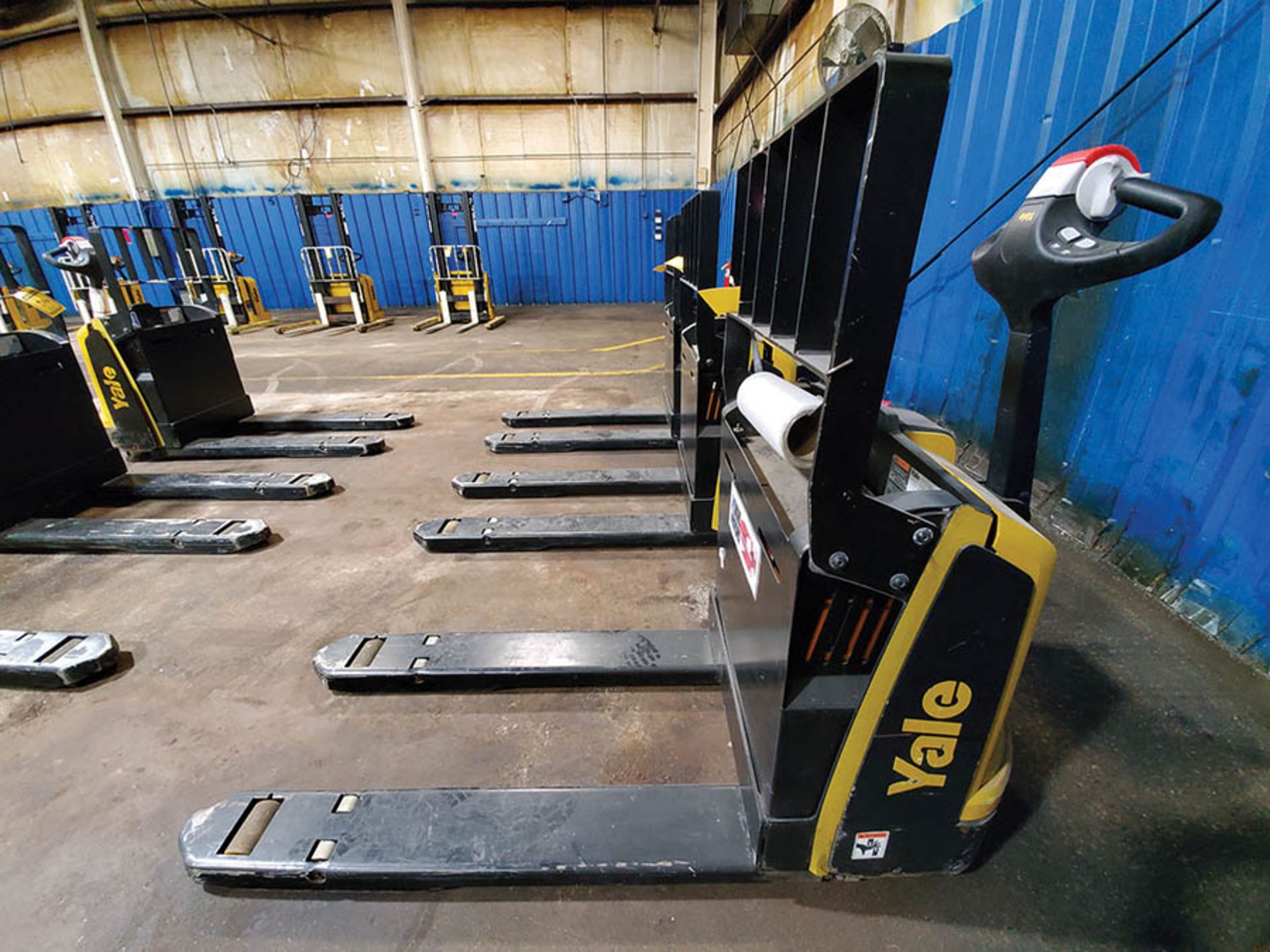 2019 YALE 4,500 LB. ELECTRIC PALLET JACK, MODEL MPB045VGN24T2646, 24-VOLT, TYPE E, 440 A.H., 46’’ - Image 2 of 10