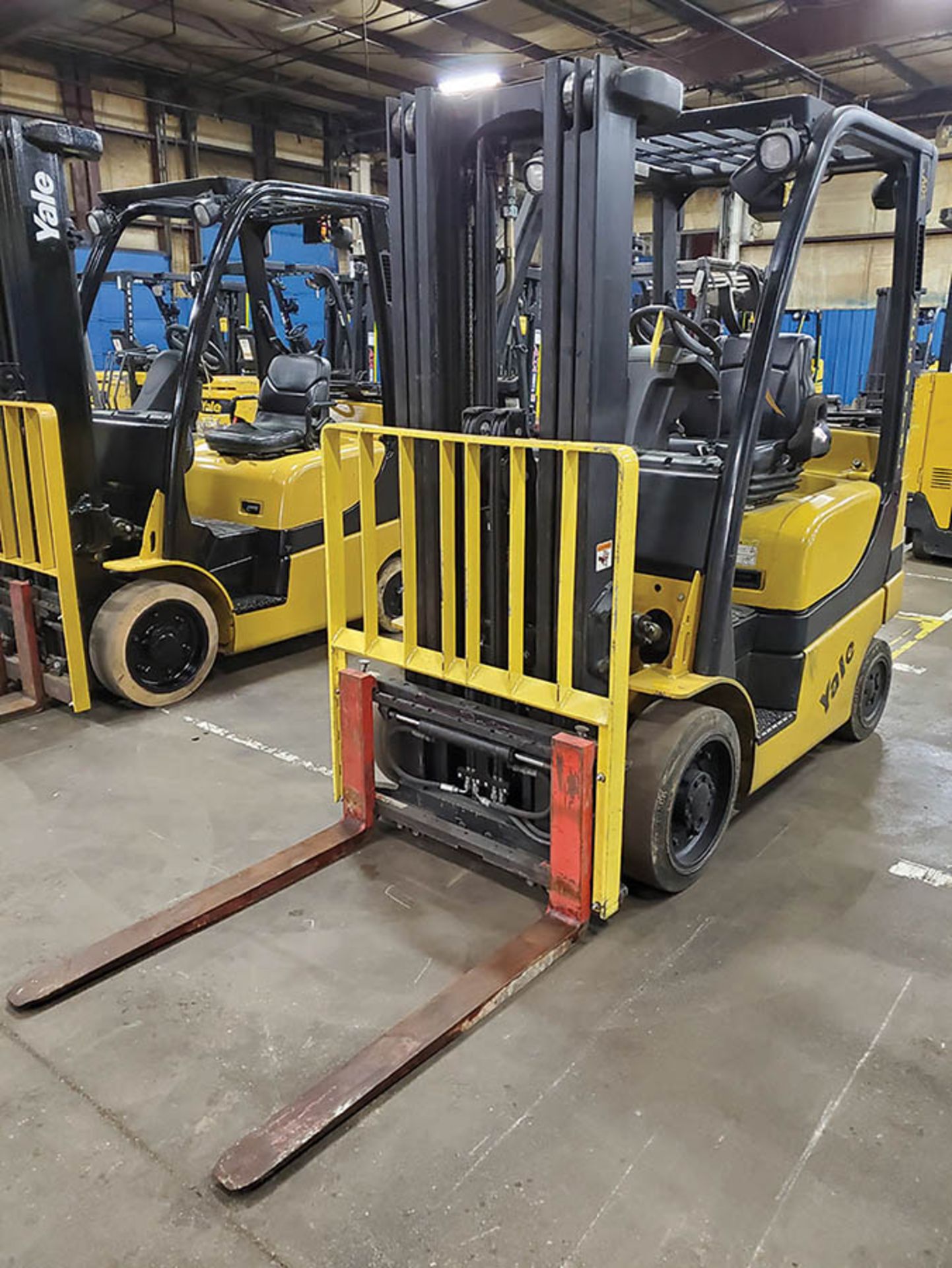 2013 YALE 5,000 LB. FORKLIFT, MODEL GLC050VXNVSE083, S/N A910V22079L, LP, SIDESHIFT, 189'' LIFT - Image 5 of 16