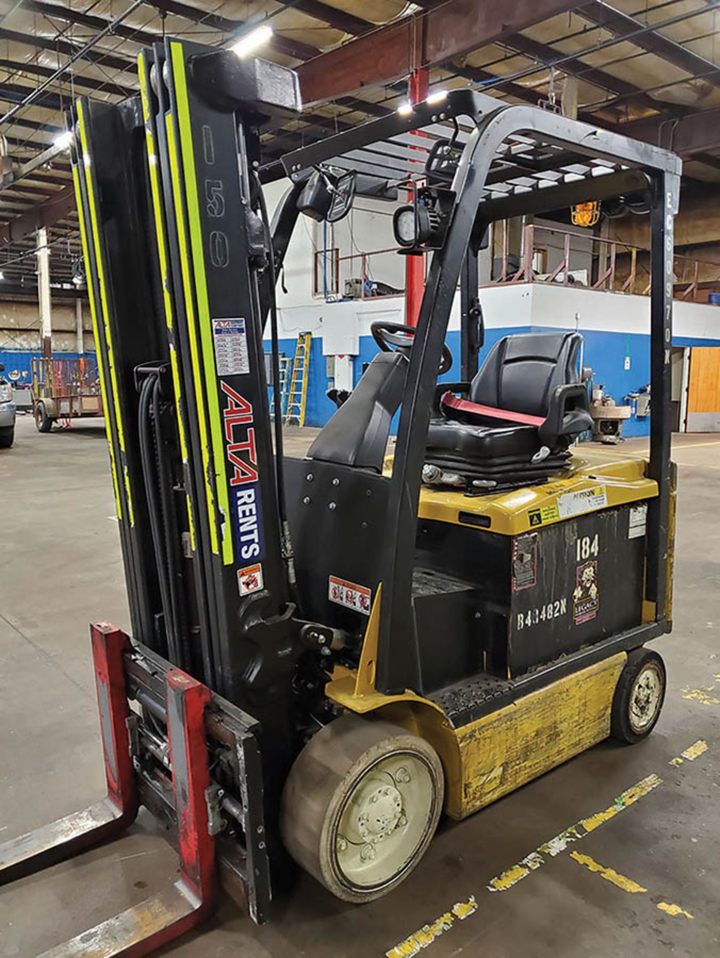 2015 YALE 6,000 LB. ELECTRIC FORKLIFT, MODEL ERC060VFN48TE088, 48-VOLT, SIDESHIFT, FORK - Image 8 of 16