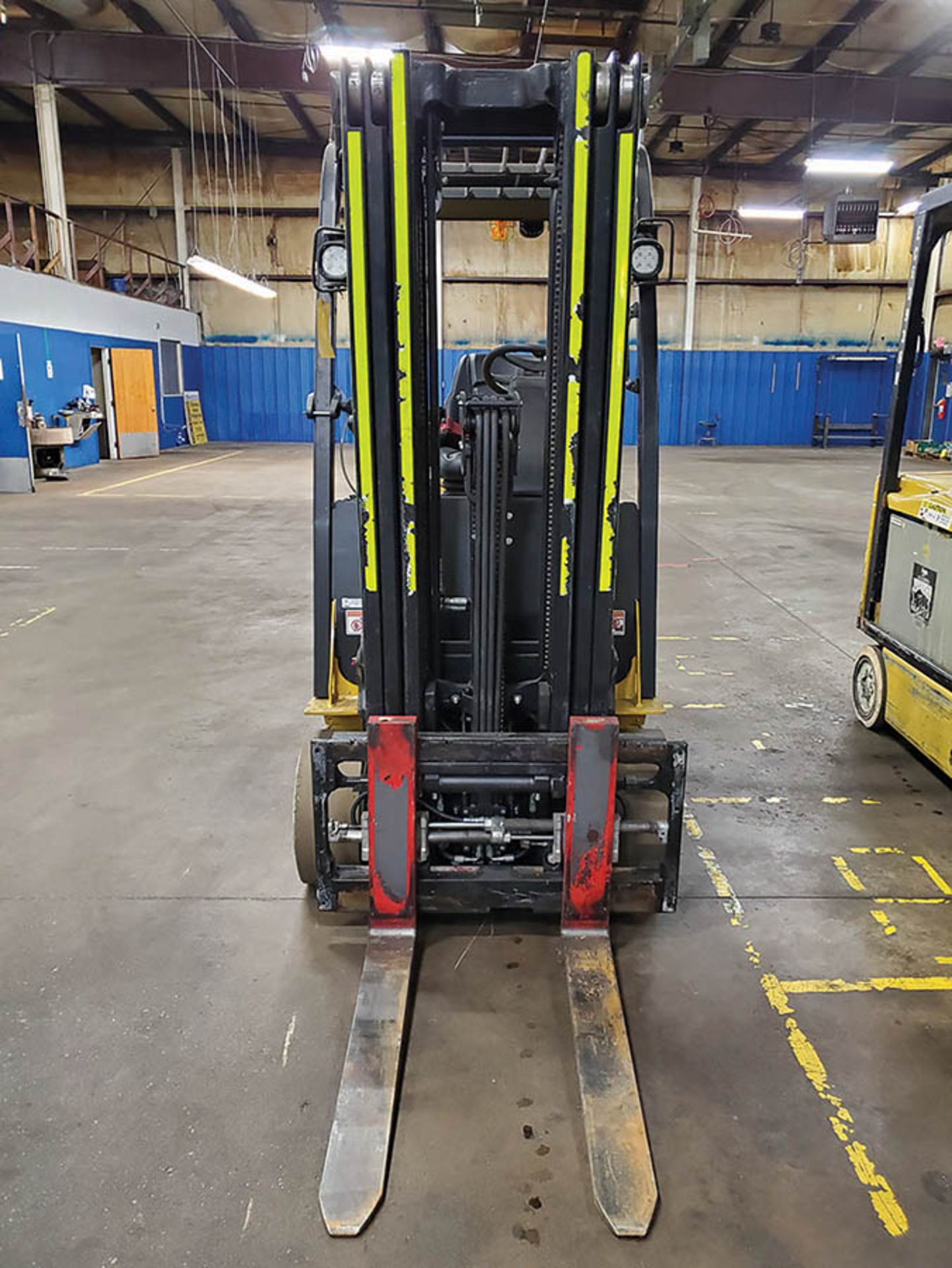 2015 YALE 6,000 LB. ELECTRIC FORKLIFT, MODEL ERC060VFN48TE088, 48-VOLT, SIDESHIFT, FORK - Image 5 of 16