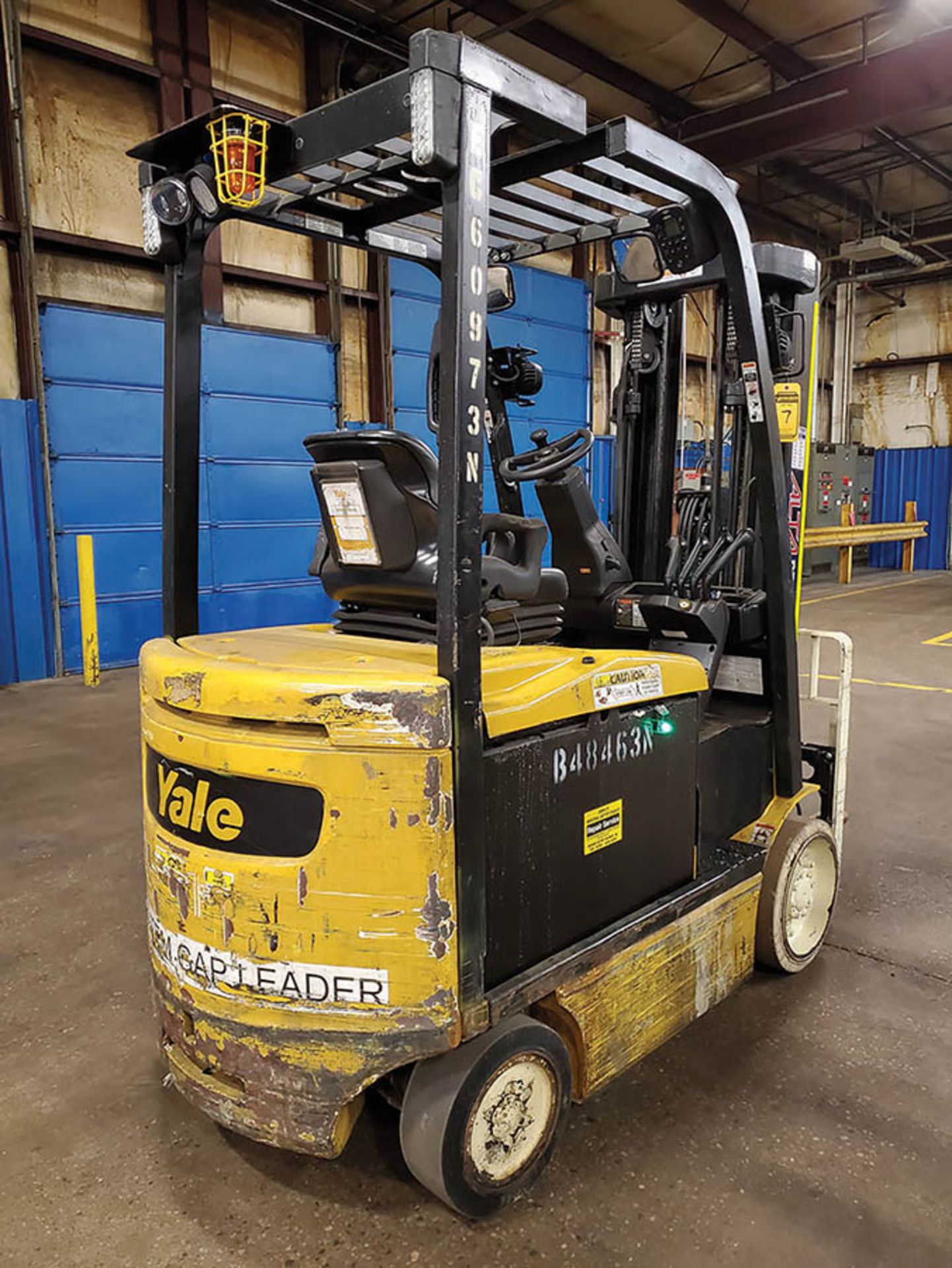 2015 YALE 6,000 LB. ELECTRIC FORKLIFT, MODEL ERC060VFN48TE088, S/N A968N12973N, 48V, SIDESHIFT, FORK - Image 9 of 14