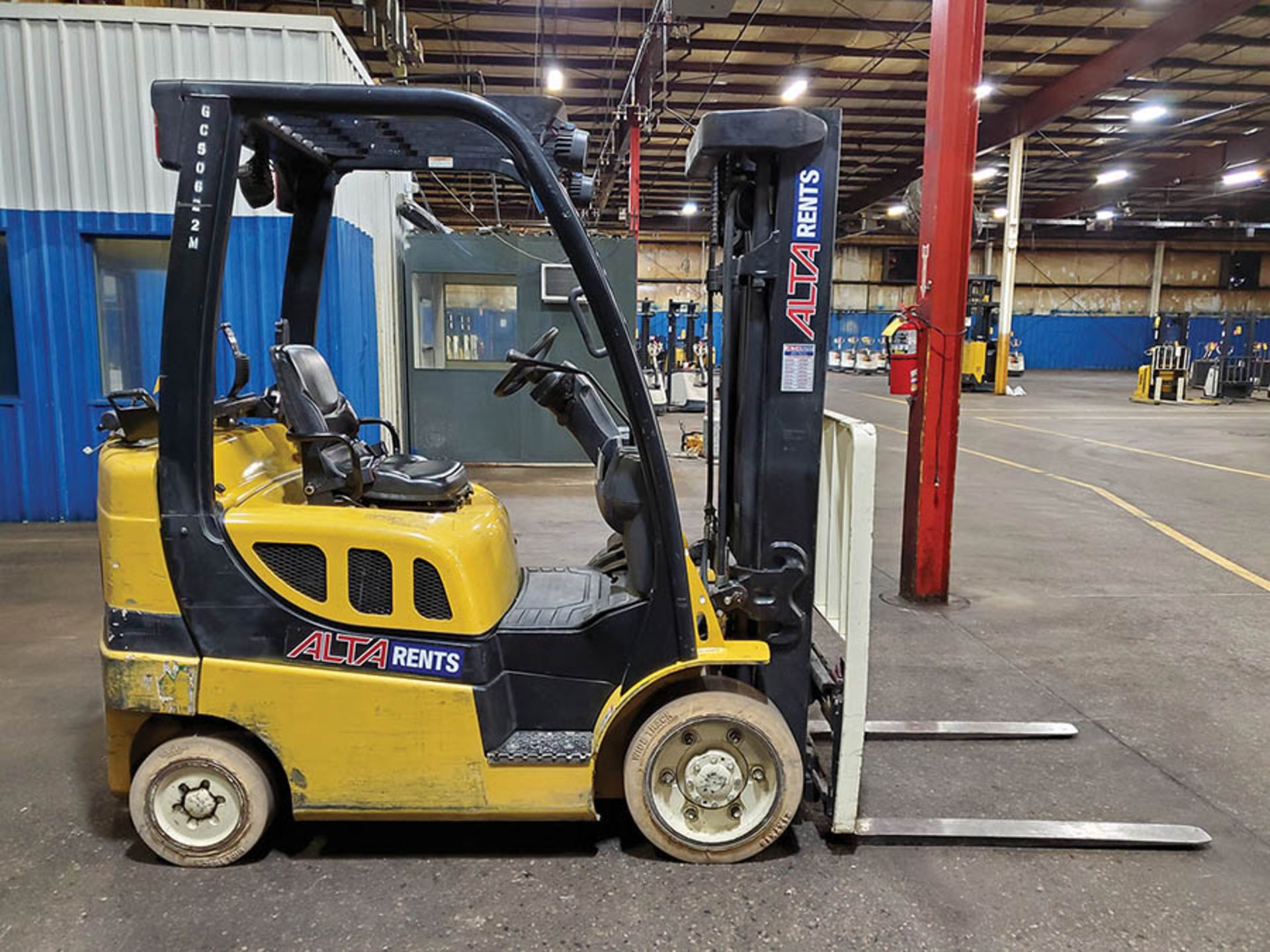 2014 YALE 5,000 LB. FORKLIFT, MODEL GLC050VXNVSE085, S/N B910V01622M, LP, SIDESHIFT, 194’’ LIFT - Image 9 of 15