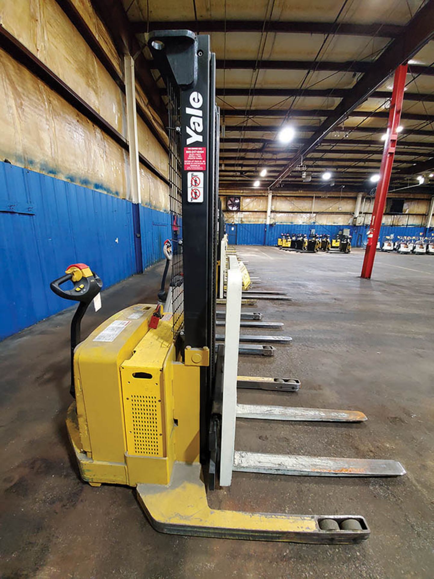 YALE 4,000 LB. ELECTRIC WALKIE STACKER, MODEL MSW040SEN24TV087, 24-VOLT, 130’’ LIFT HEIGHT, - Image 5 of 11