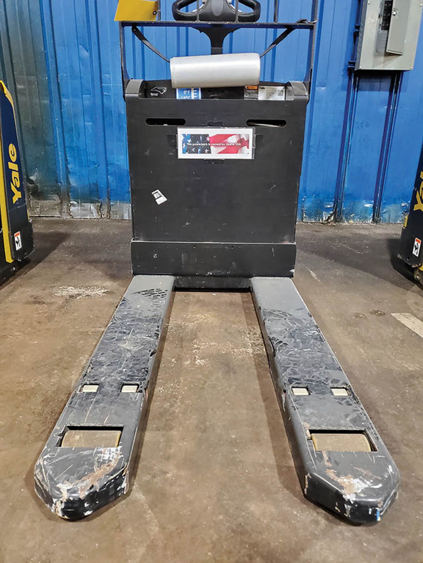 2019 YALE 4,500 LB. ELECTRIC PALLET JACK, MODEL MPB045VGN24T2646, 24-VOLT, TYPE E, 440 A.H., 46’’ - Image 5 of 10